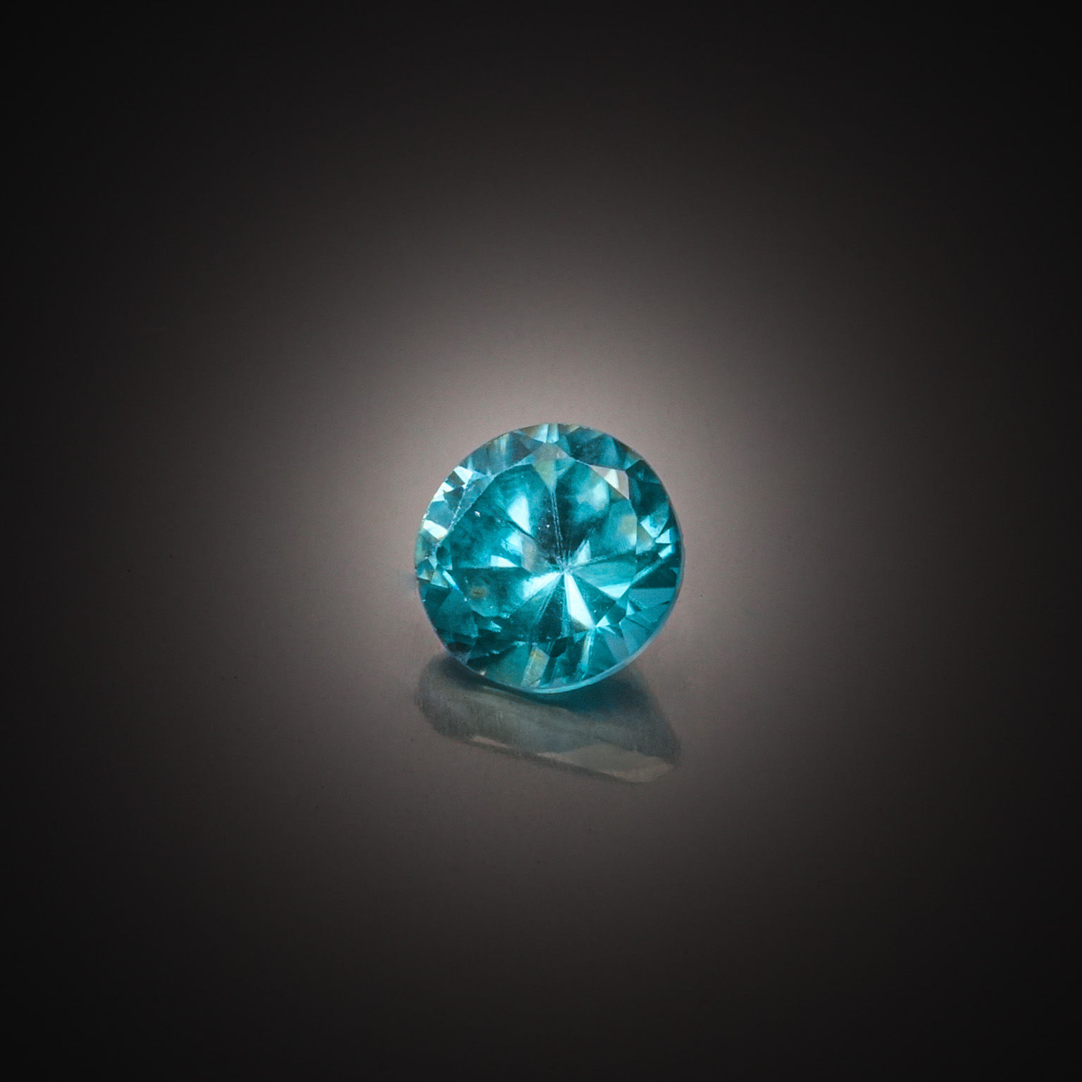 Topaze bleue cœur sur papier. - Lazuli