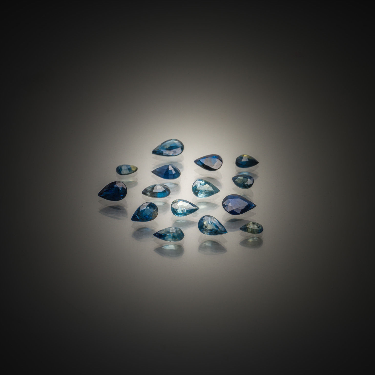 Lot de rubis bruts sur papier. - Lazuli