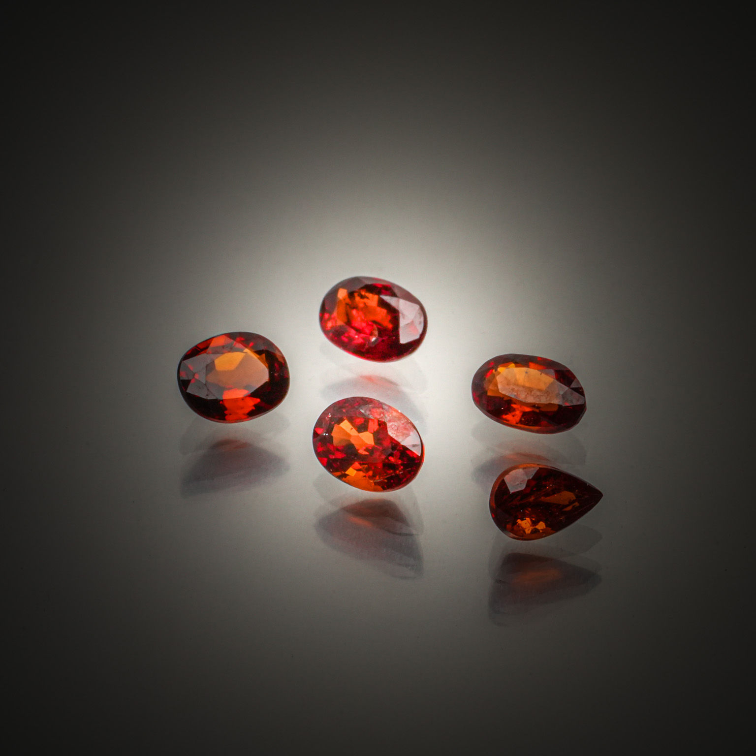 Lot de quatre saphirs ronds sur papier. - Lazuli