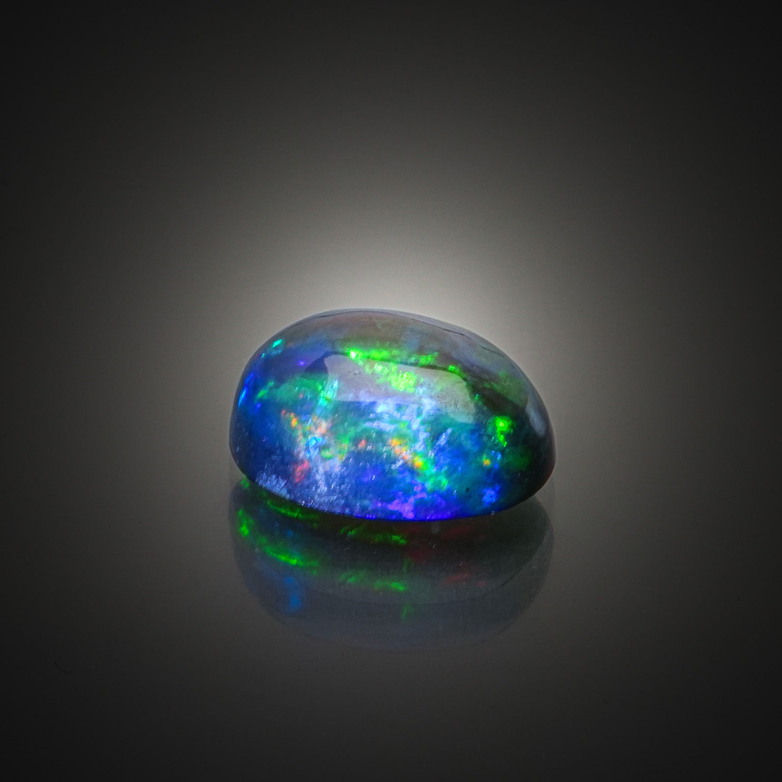 Topaze bleue poire sur papier. - Lazuli