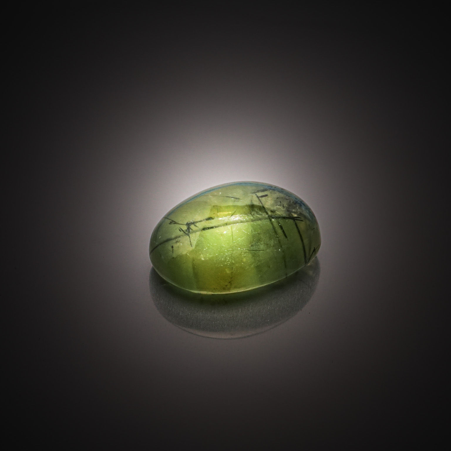 Pierre de lune ovale cabochon sur papier. - Lazuli