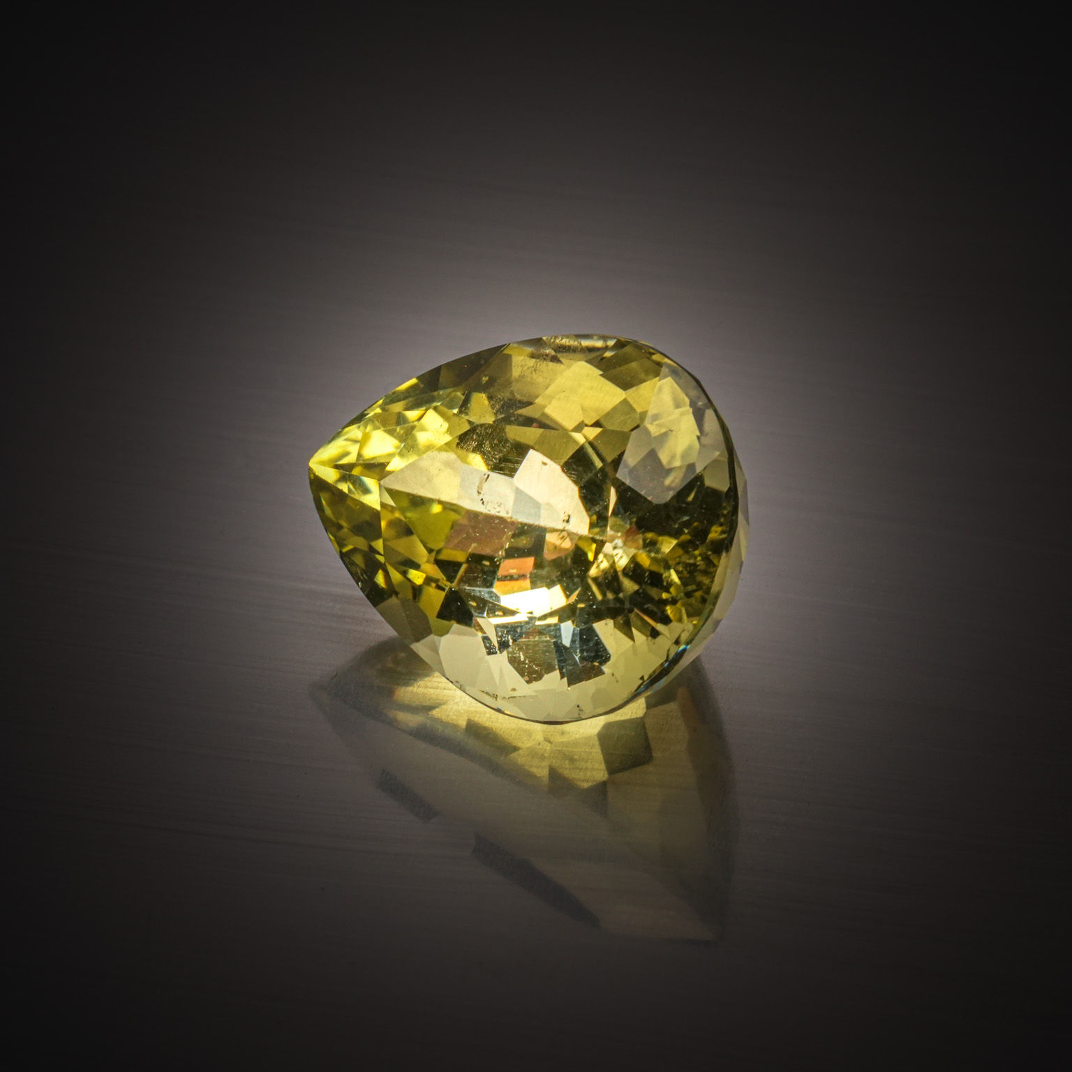 Tourmaline verte octogonale sur papier. - Lazuli
