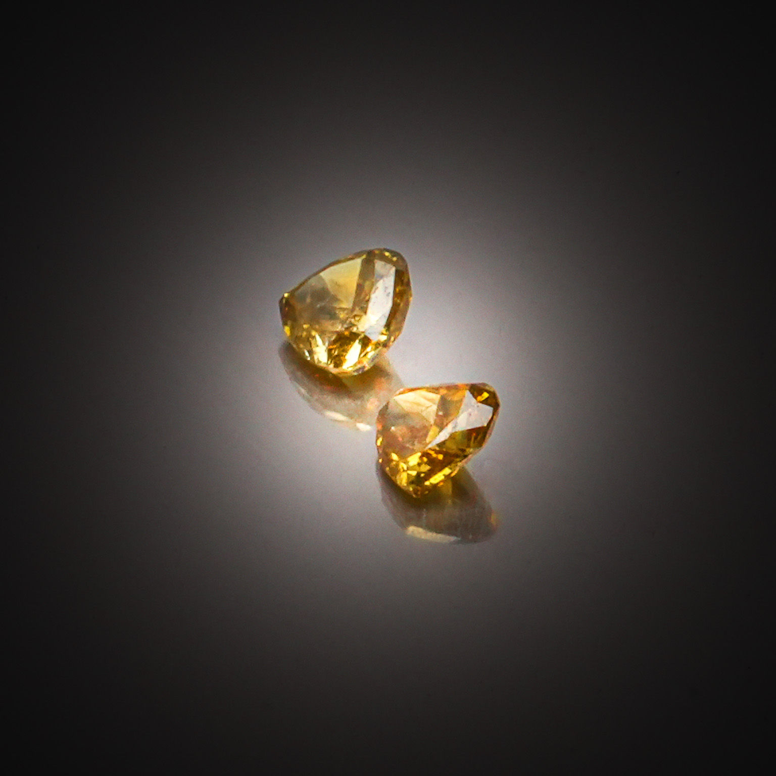Sphène jaune poire sur papier. - Lazuli