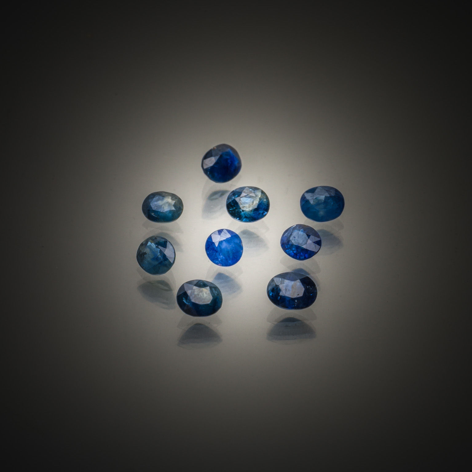Lot de cinq saphirs roses poires sur papier. - Lazuli