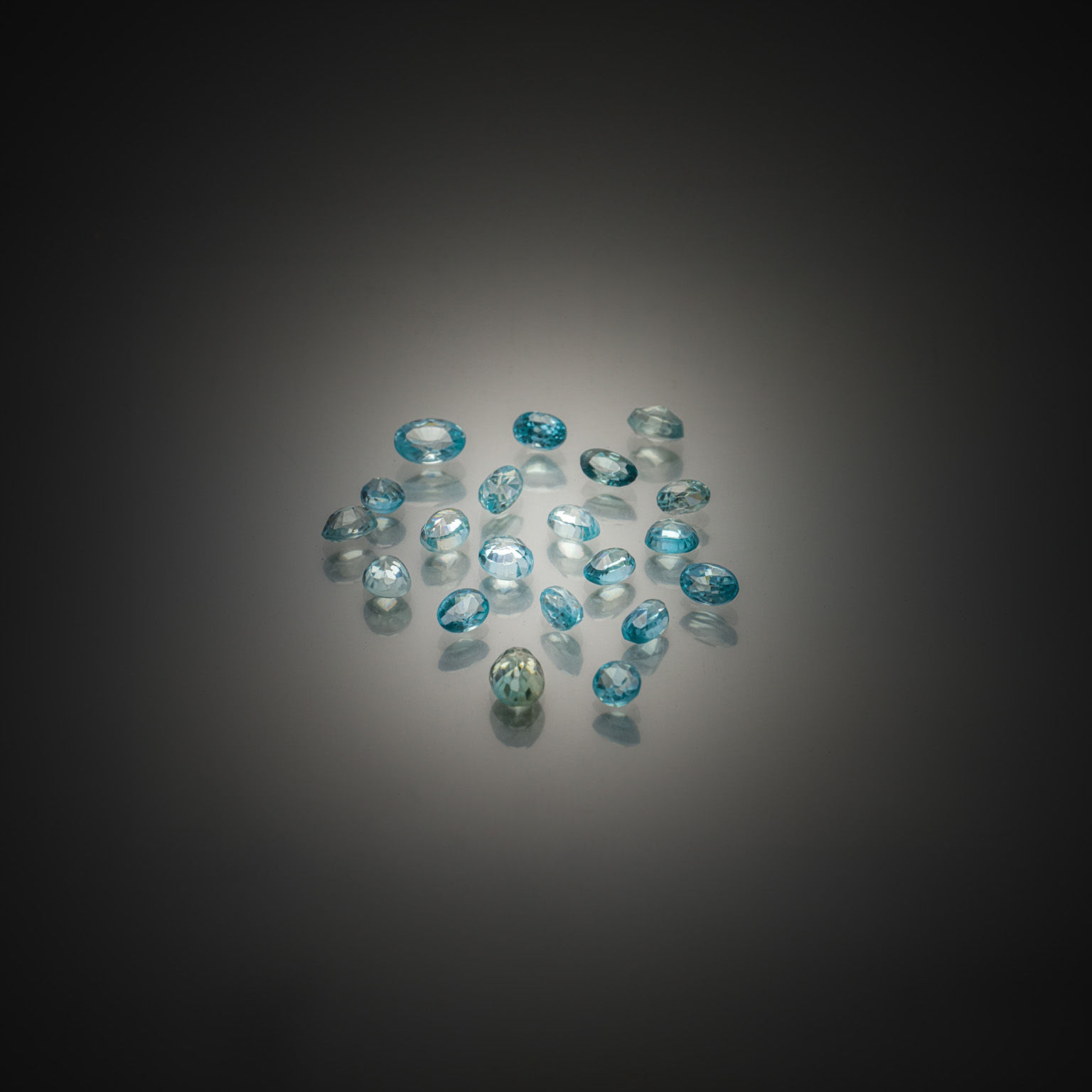 Prehnite ovale cabochon sur papier. - Lazuli