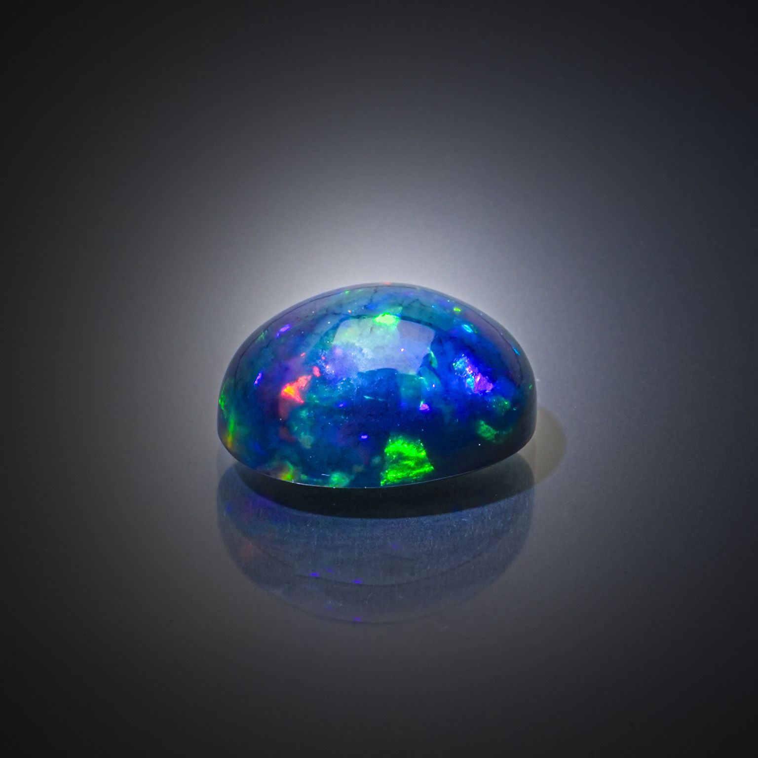 Grenat rhodolite ovale sur papier. - Lazuli