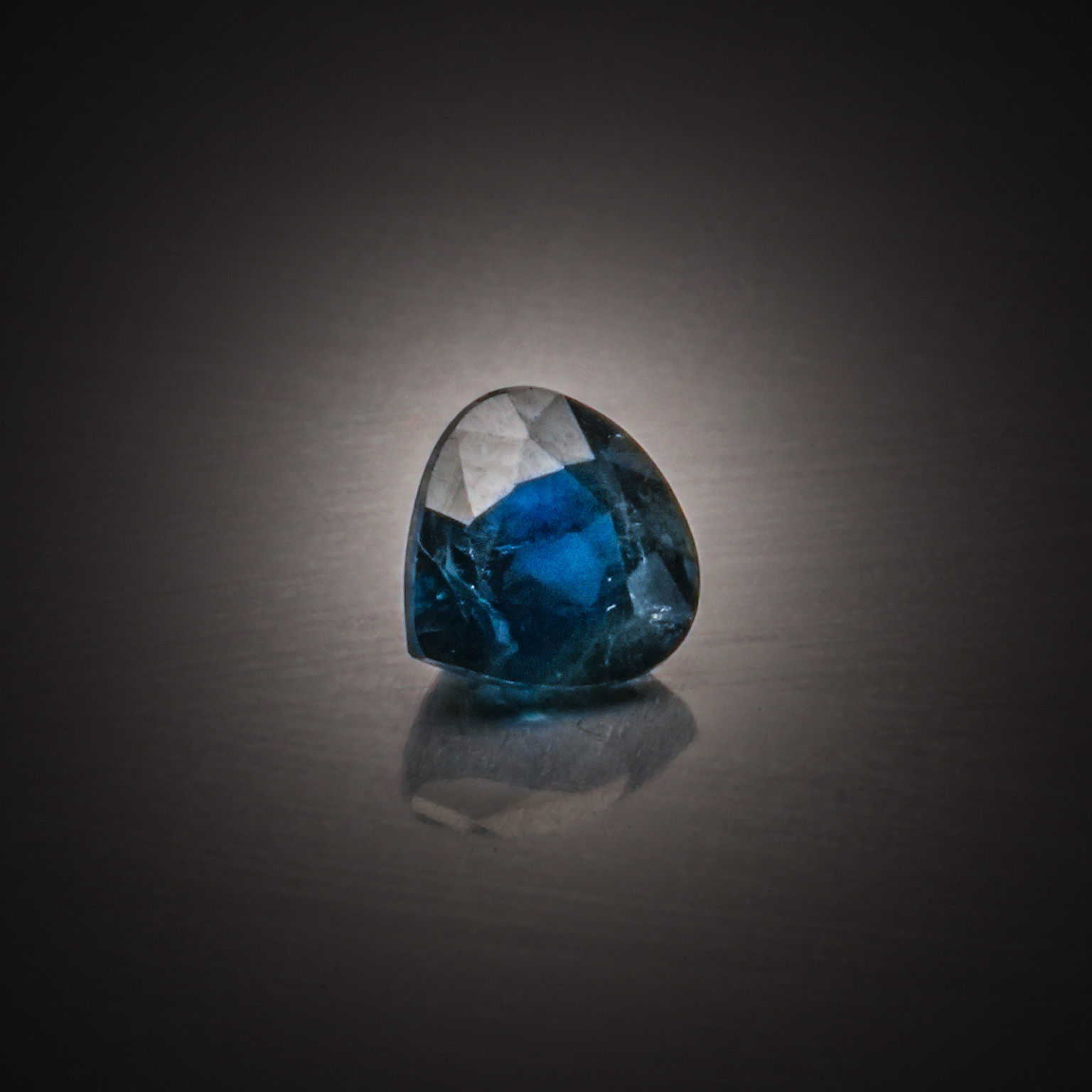 Opale rose ovale cabochon sur papier. - Lazuli