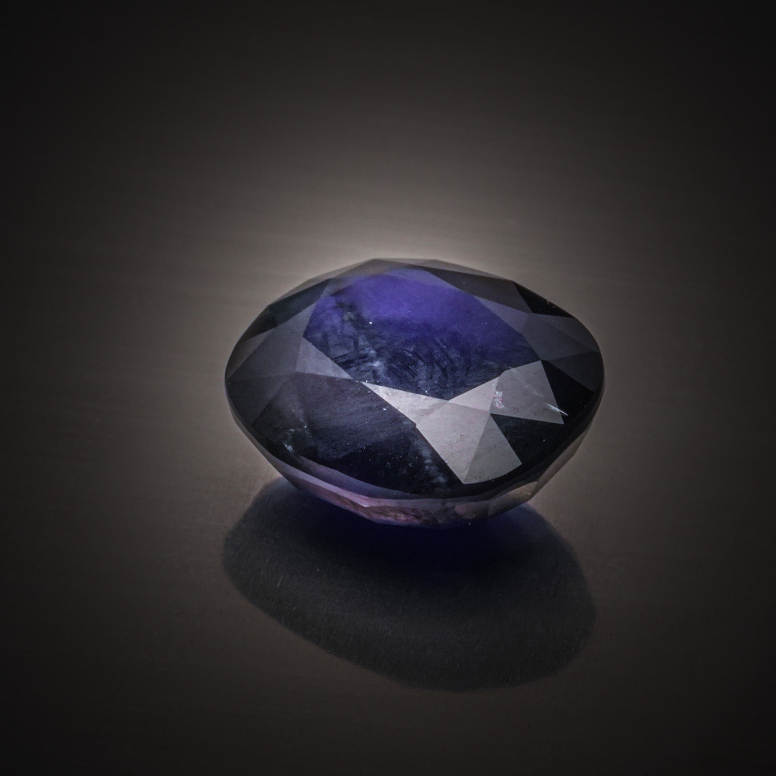 Zircon bleu rond sur papier. - Lazuli