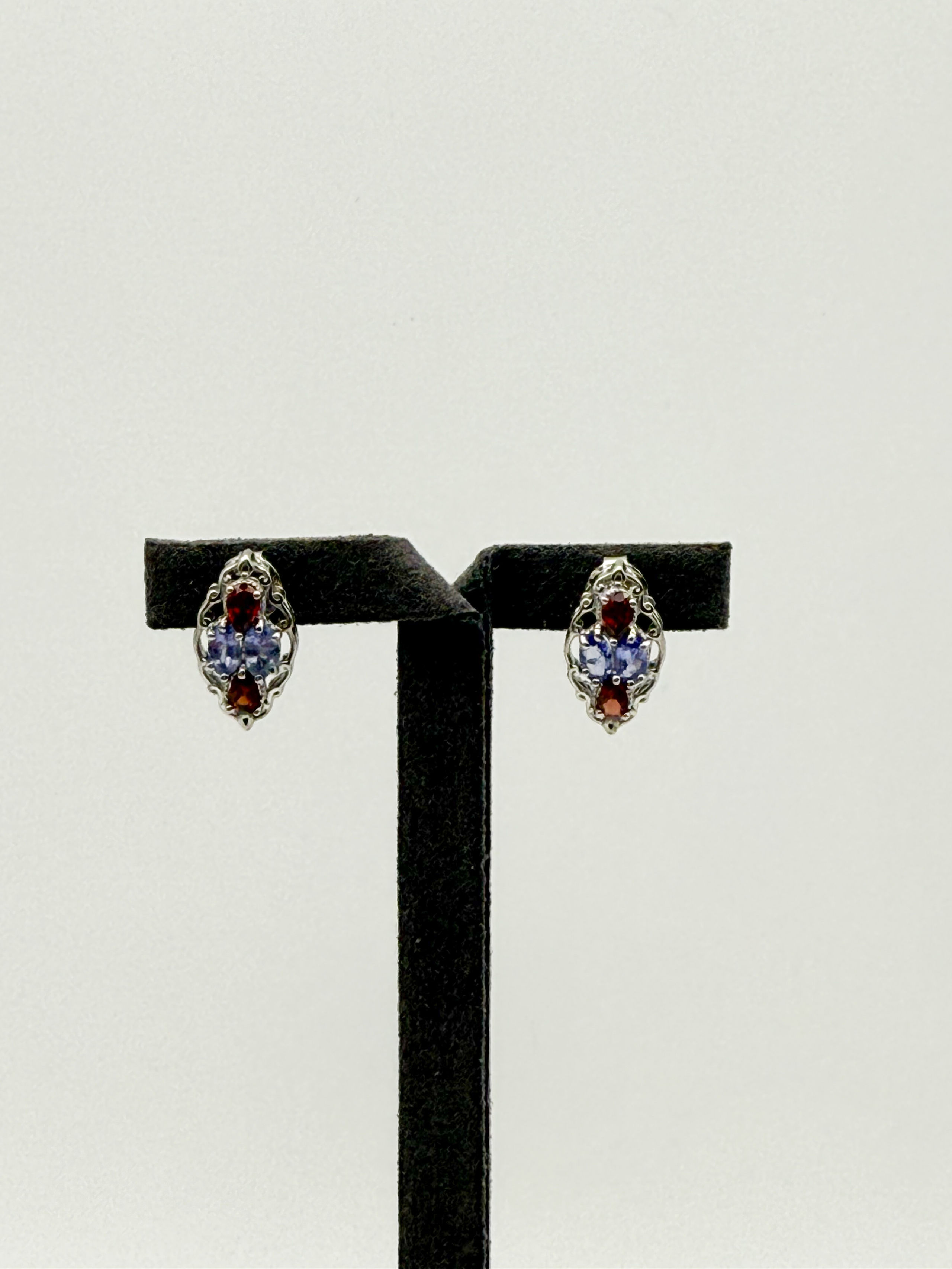 Paire de pendants d&rsquo;oreilles en argent (925 millième) ornés chacun d&rsquo;une topaze ovale et poire en pendeloque. - Lazuli