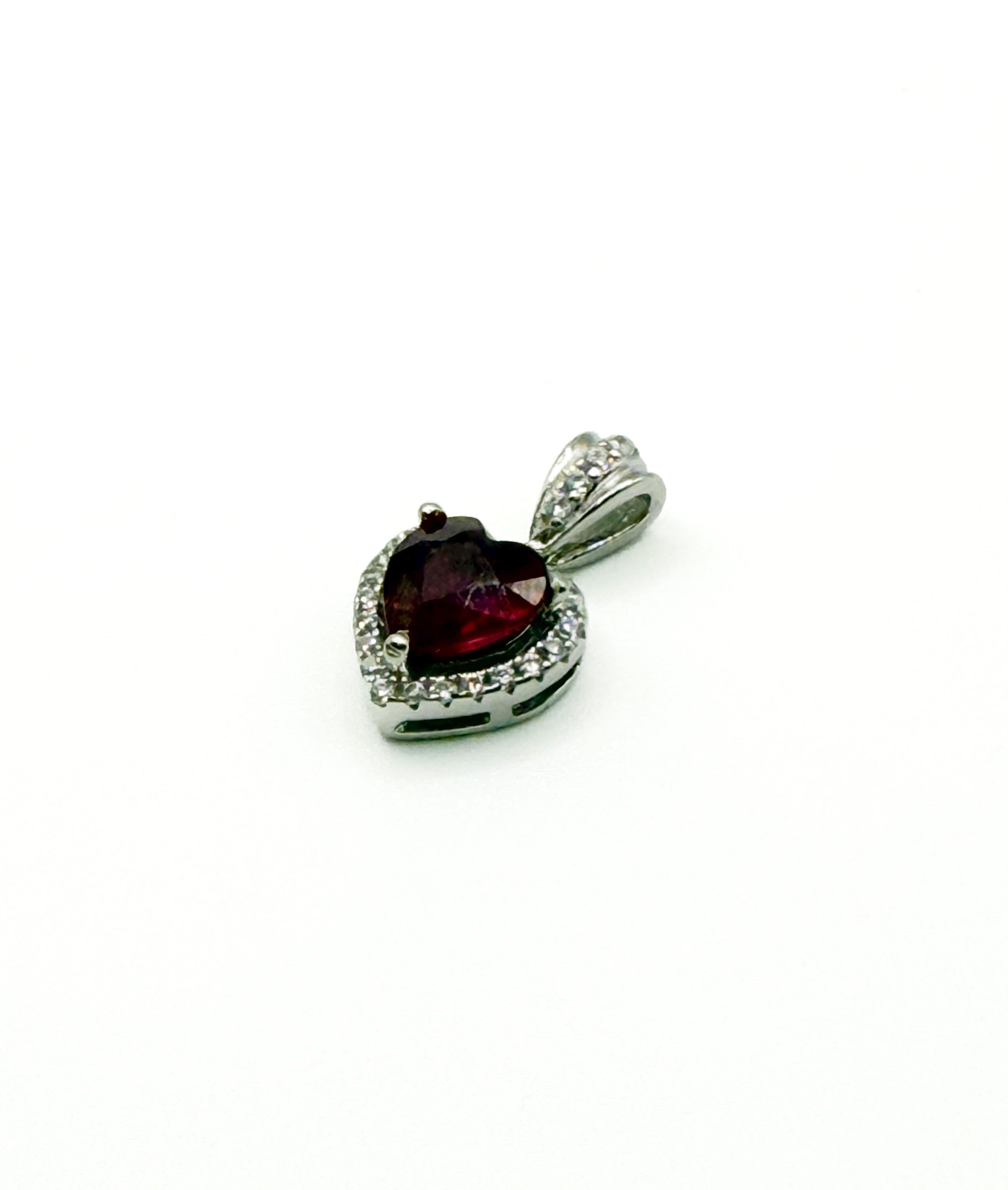 Paire de clous d&rsquo;oreilles en argent (925 millième) ornés chacun d&rsquo;une topaze (London Blue) dans un entourage de pierres blanches rondes. - Lazuli