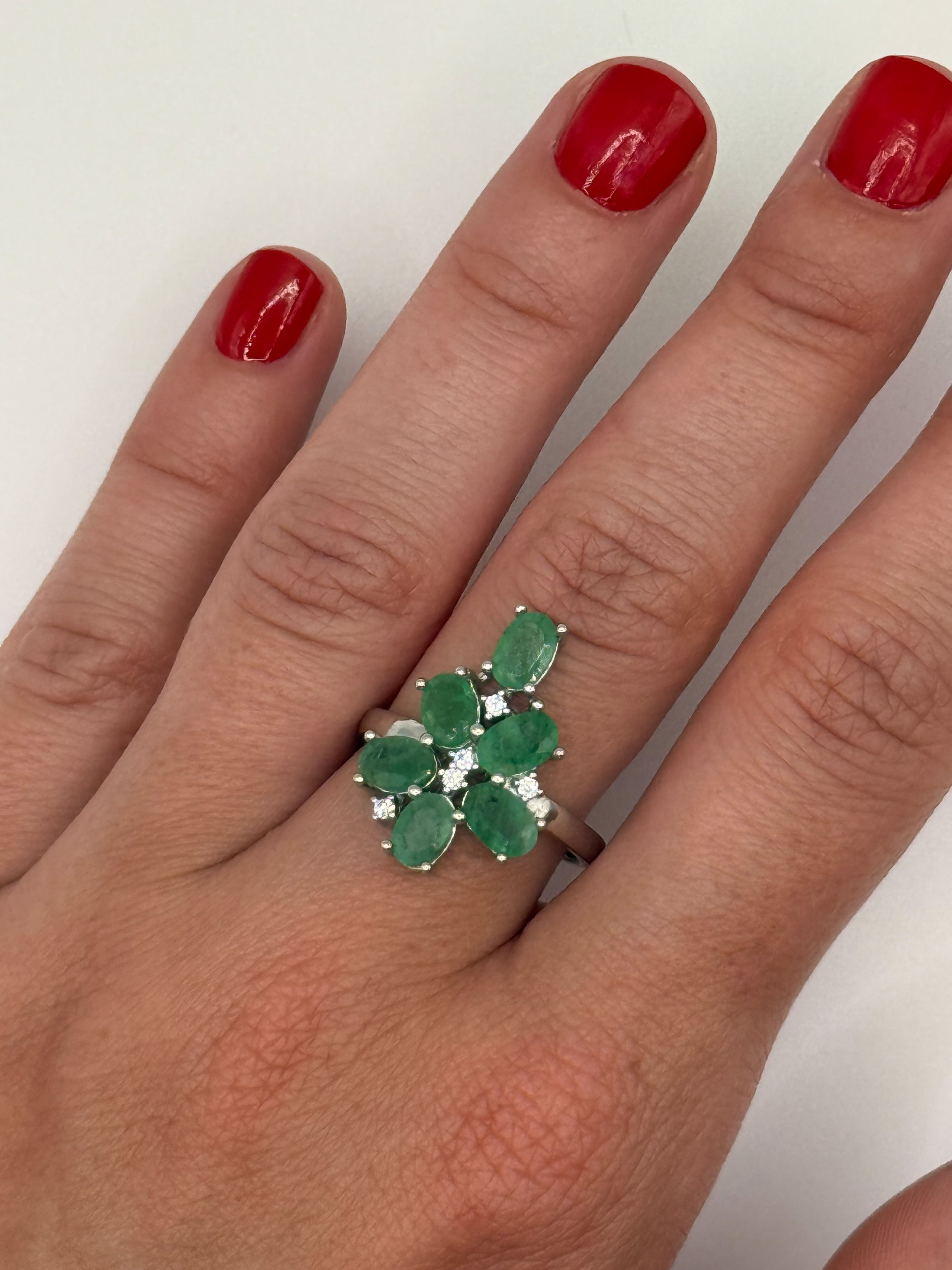 Bague en argent (925 millième) stylisant une fleur ornée de six émeraudes ovales centrés d&rsquo;une pierre blanche ronde. - Lazuli