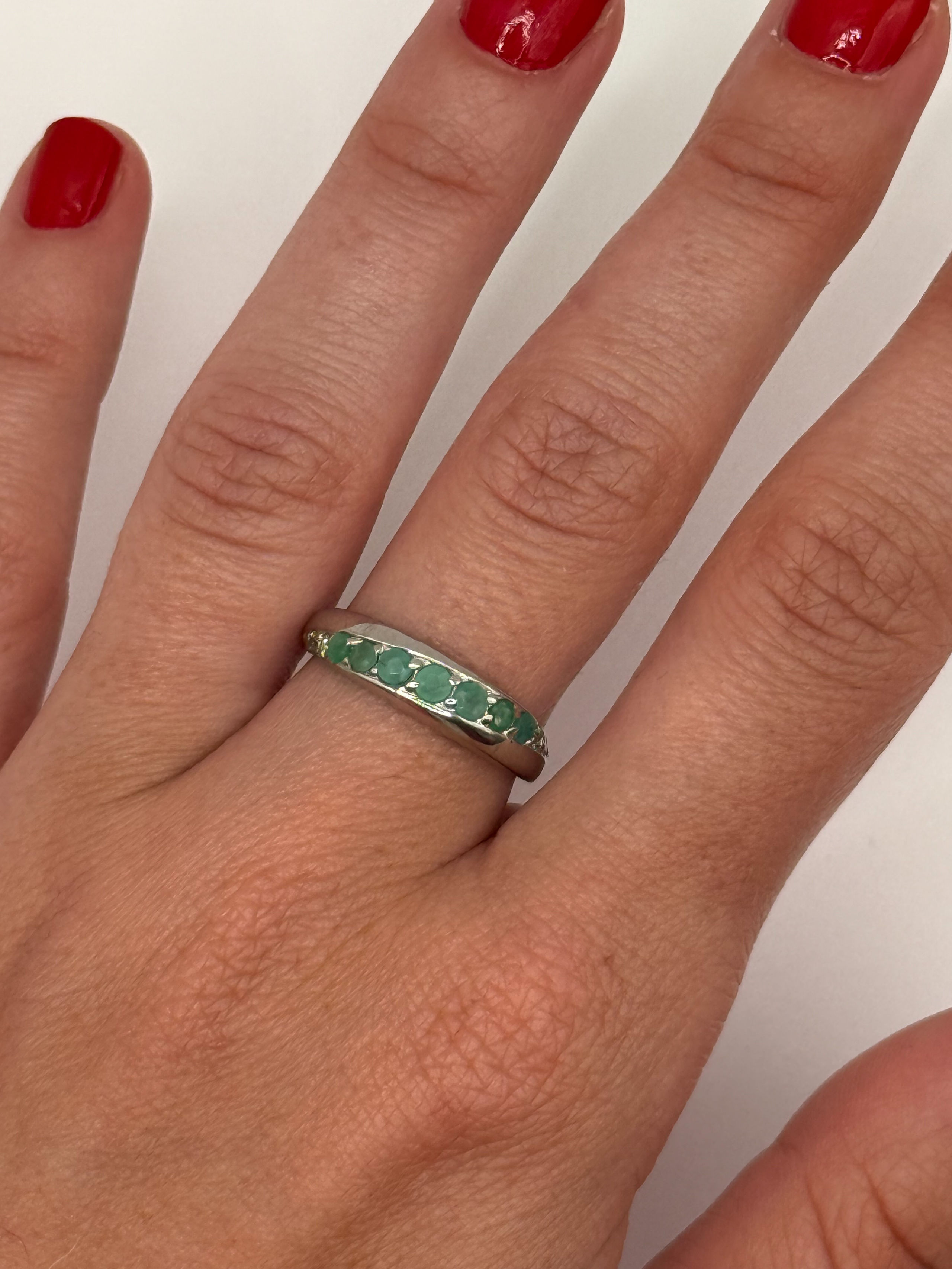 Paire de clous d&rsquo;oreilles en argent (925 millième) ornés chacun d&rsquo;une topaze (London Blue) dans un entourage de pierres blanches rondes. - Lazuli