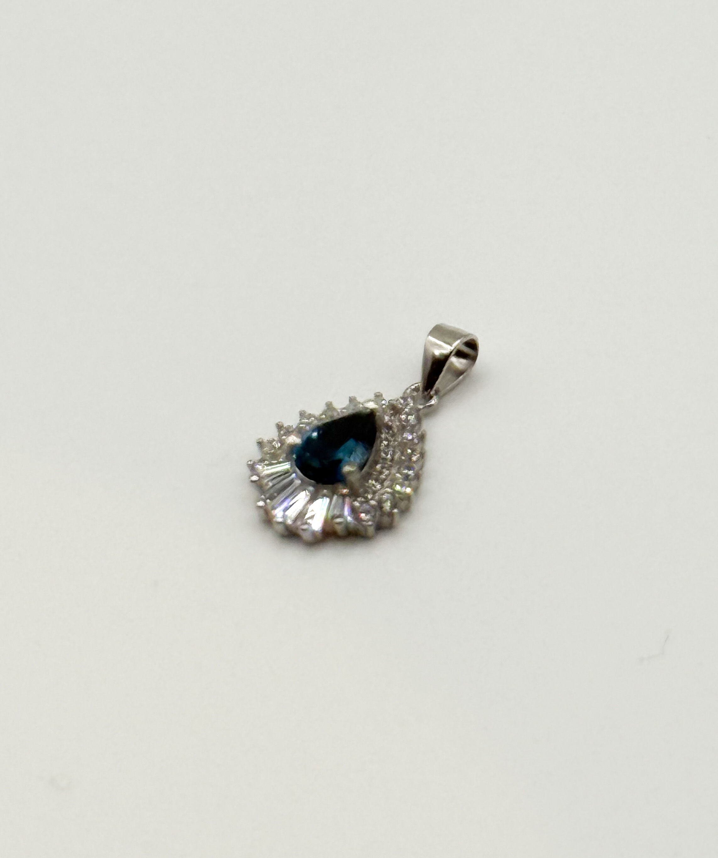 Bague en argent (925 millième) ornée d&rsquo;un rubis ovale (traité) dans un entourage de pierres blanches rondes. - Lazuli
