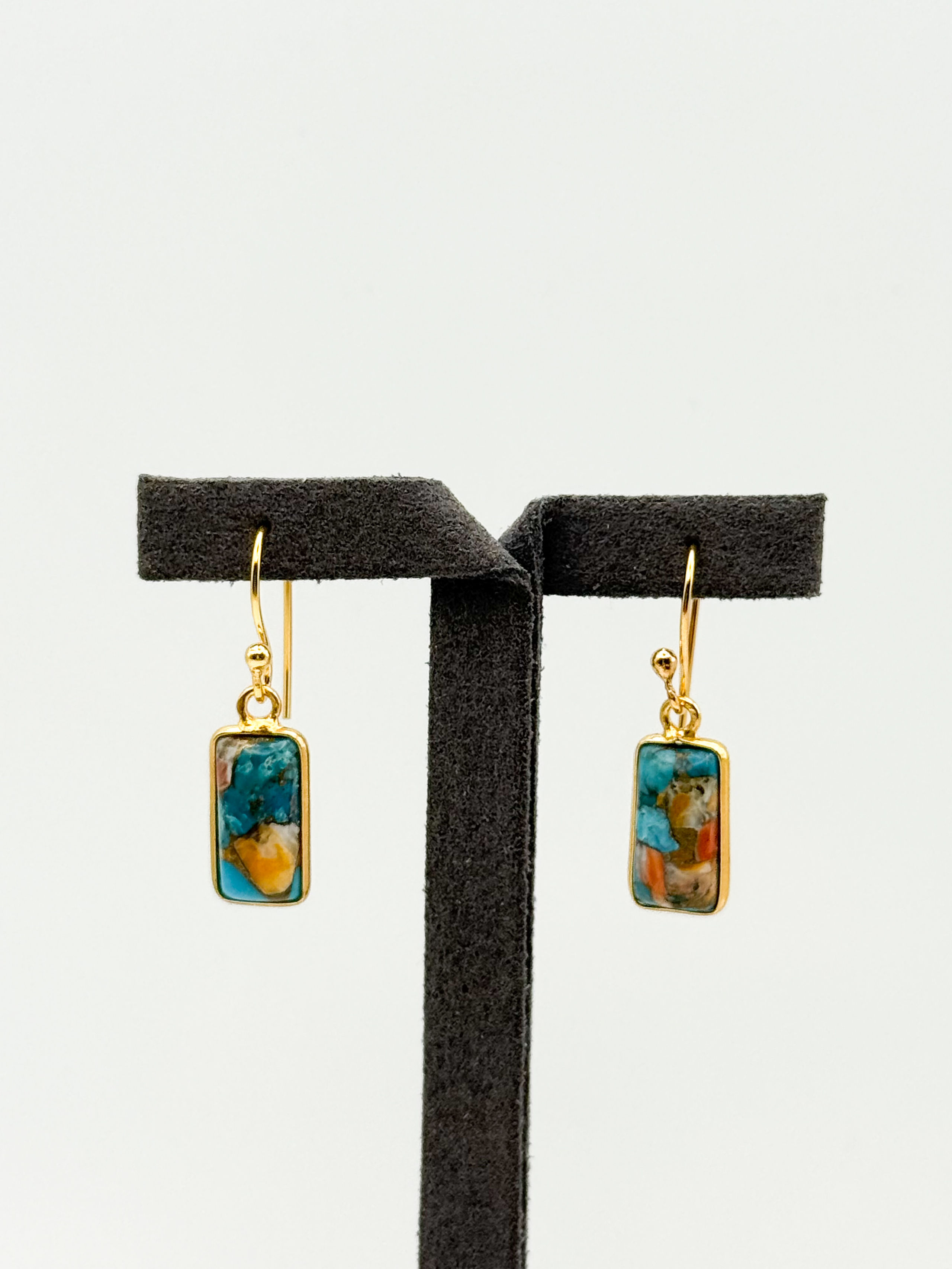 Paire de pendants d&rsquo;oreilles en argent (925 millième) vermeillé ornés de turquoise et pierres dures agglomérées. - Lazuli