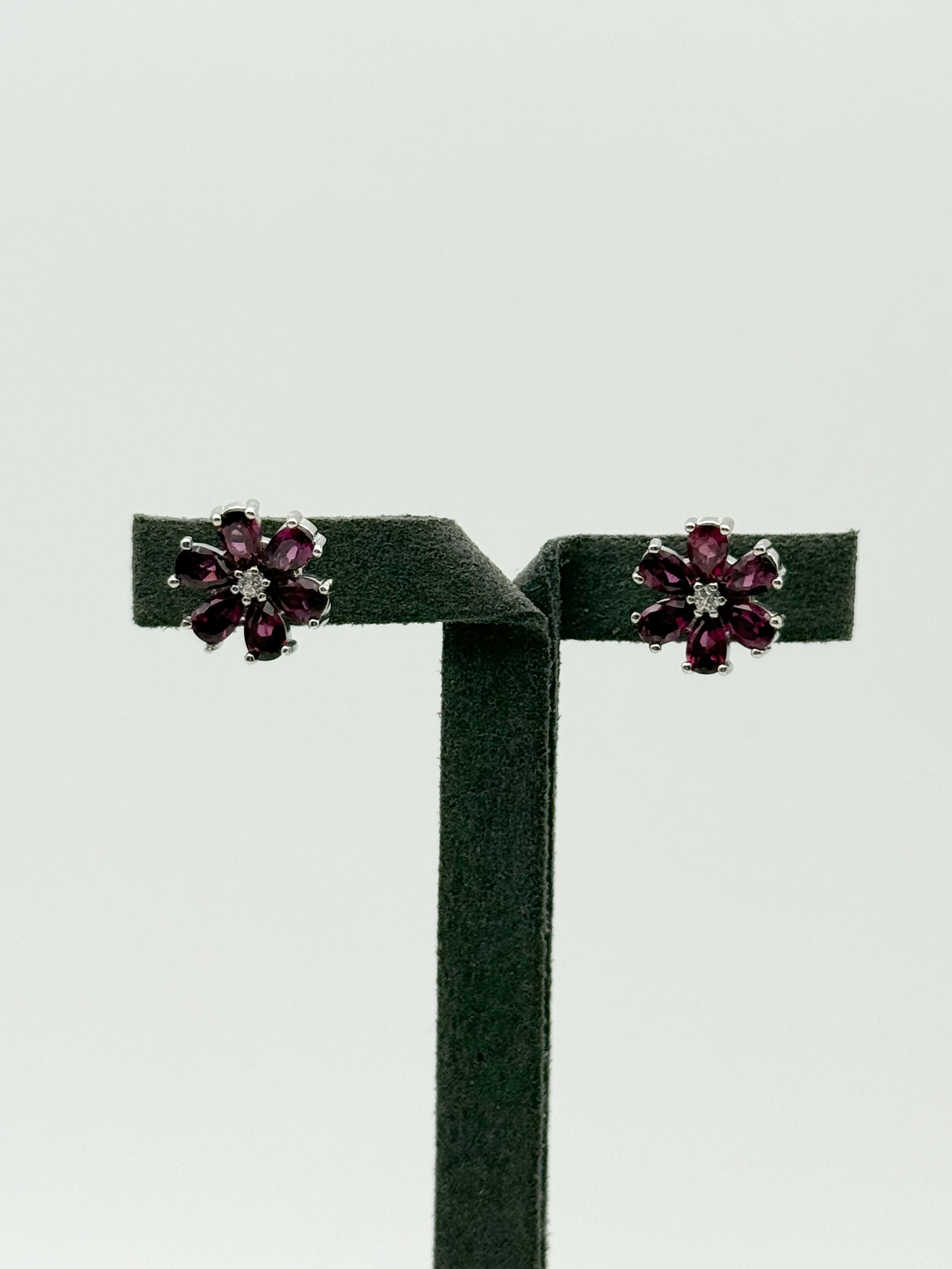 Paire de pendants d&rsquo;oreilles en argent (925 millième) à décor étoilé, ornés chacun d&rsquo;émeraudes rondes et d&rsquo;un saphir et d&rsquo;une opale bleue poire en pendeloque. - Lazuli