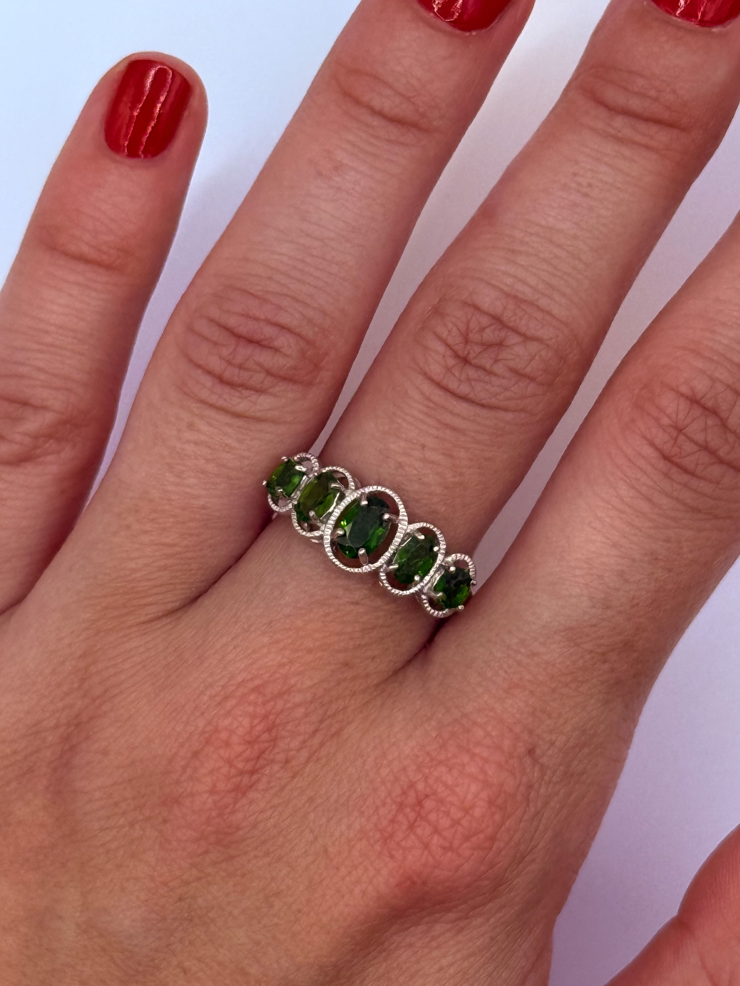 Bague en argent (925 millième) ornée de cinq diopsides chromes ovales en chute. - Lazuli