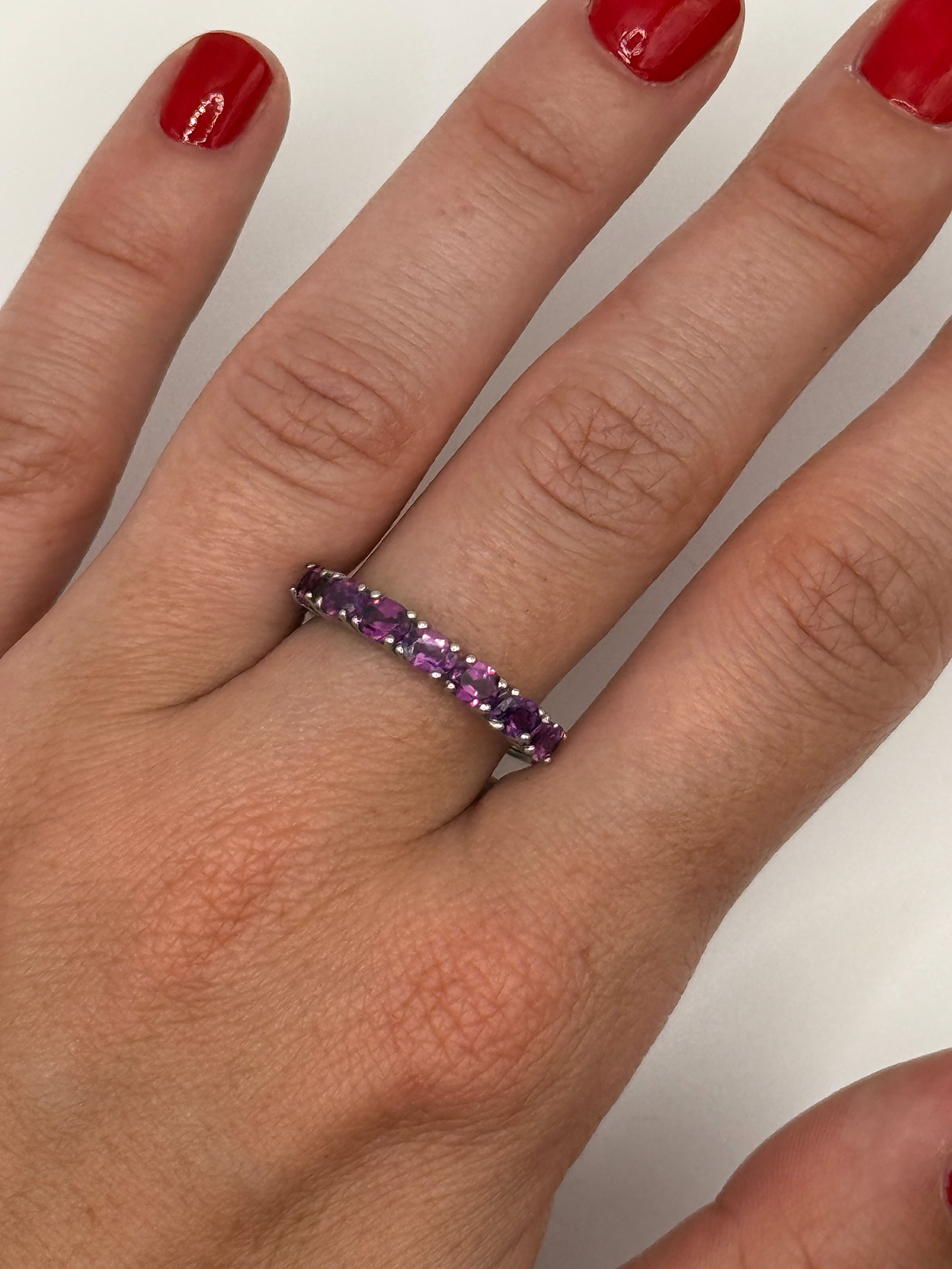 Bague en argent (925 millième) ornée de sept grenats roses ovales sur papier. - Lazuli