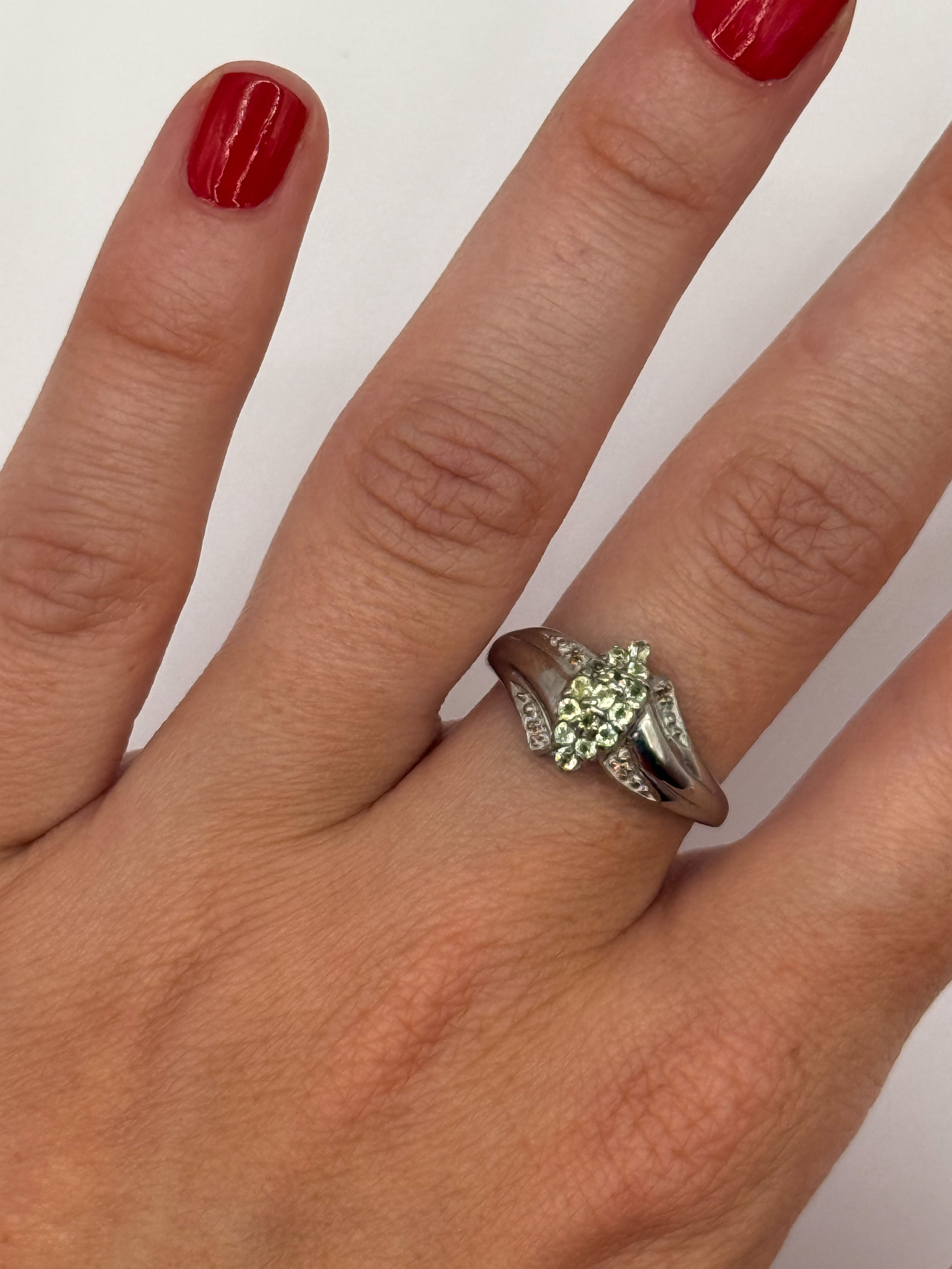 Bague en argent (925 millième) ornée de péridots ronds et saphirs oranges. - Lazuli