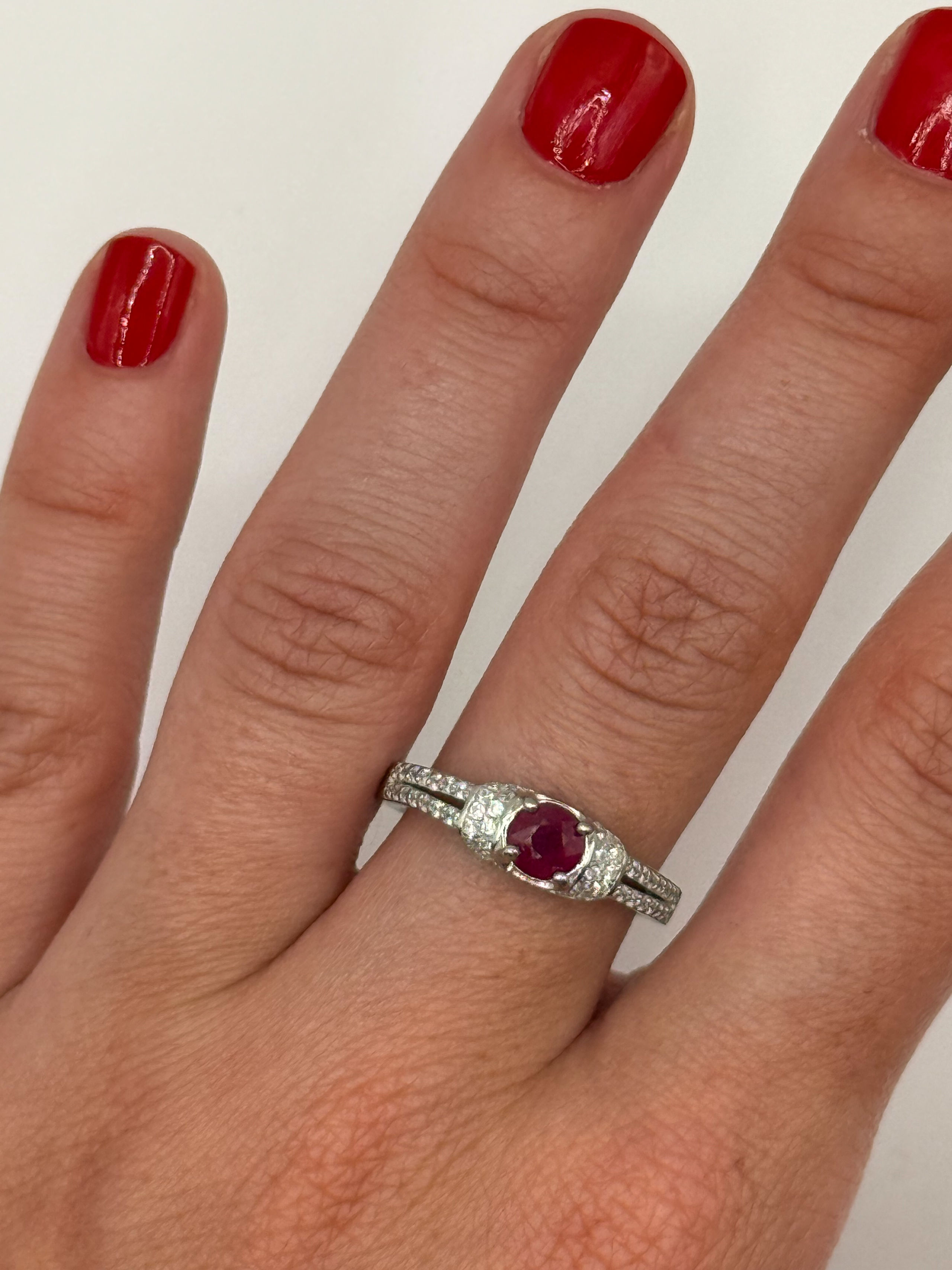 Bague en argent (925 millième) ornée d&rsquo;un rubis rond (traité) et de pierres blanches. - Lazuli