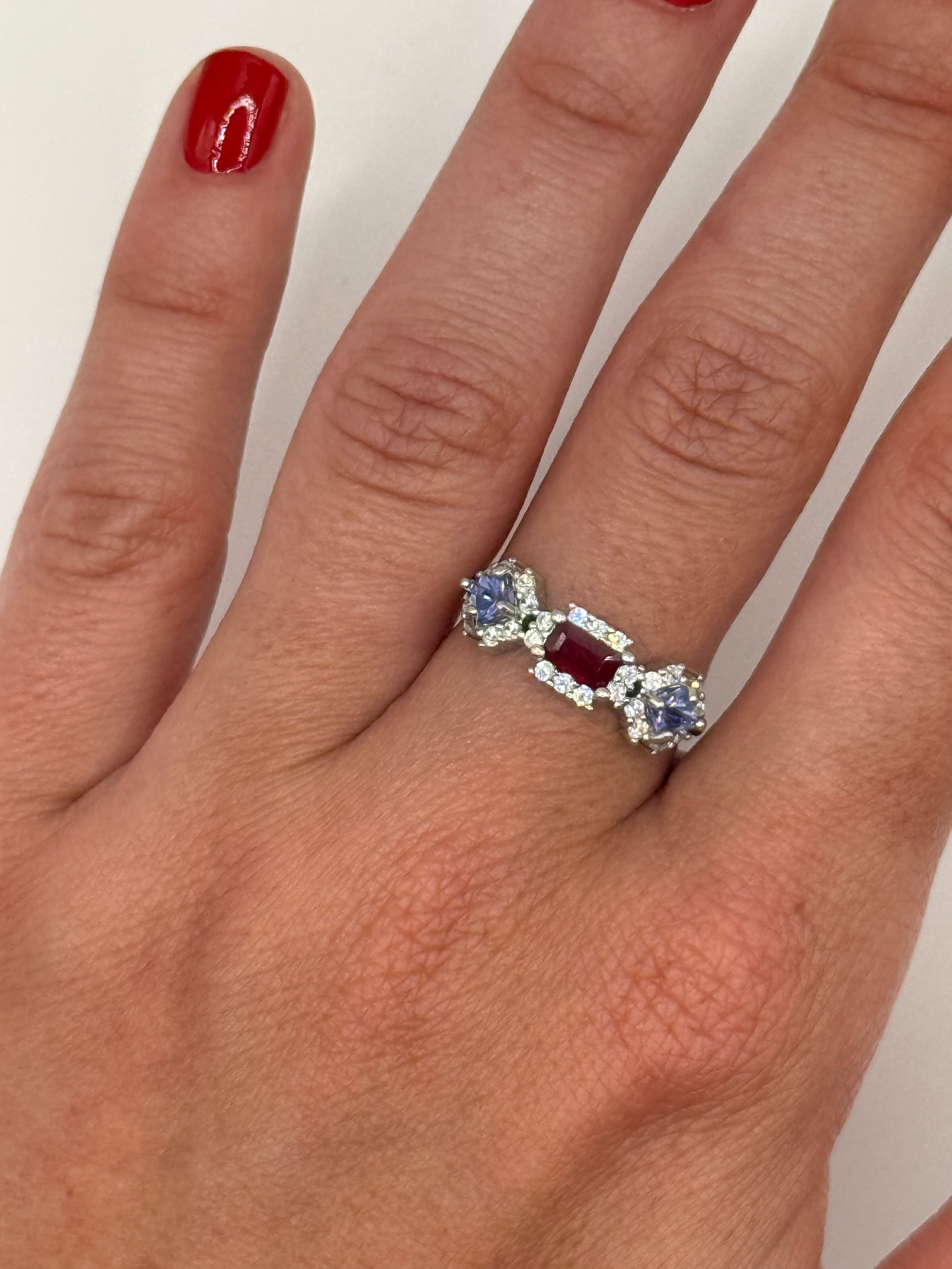 Bague en argent (925 millième) ornée d&rsquo;un rubis rectangulaire (traité), de deux tanzanites carrées et de pierres blanches rondes. - Lazuli