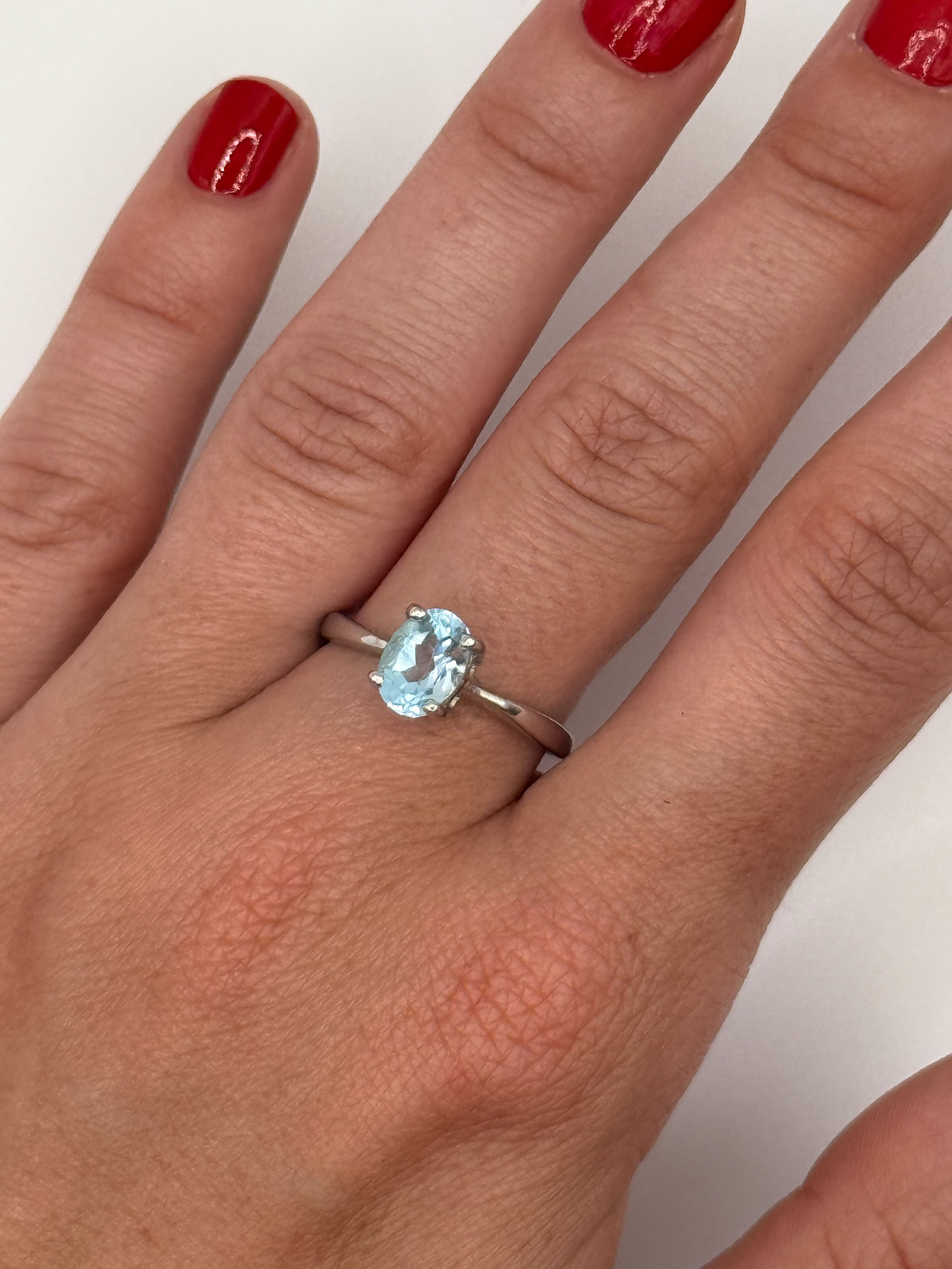Bague en argent (925 millième) ornée d&rsquo;une topaze (Sky Blue) ovale. - Lazuli