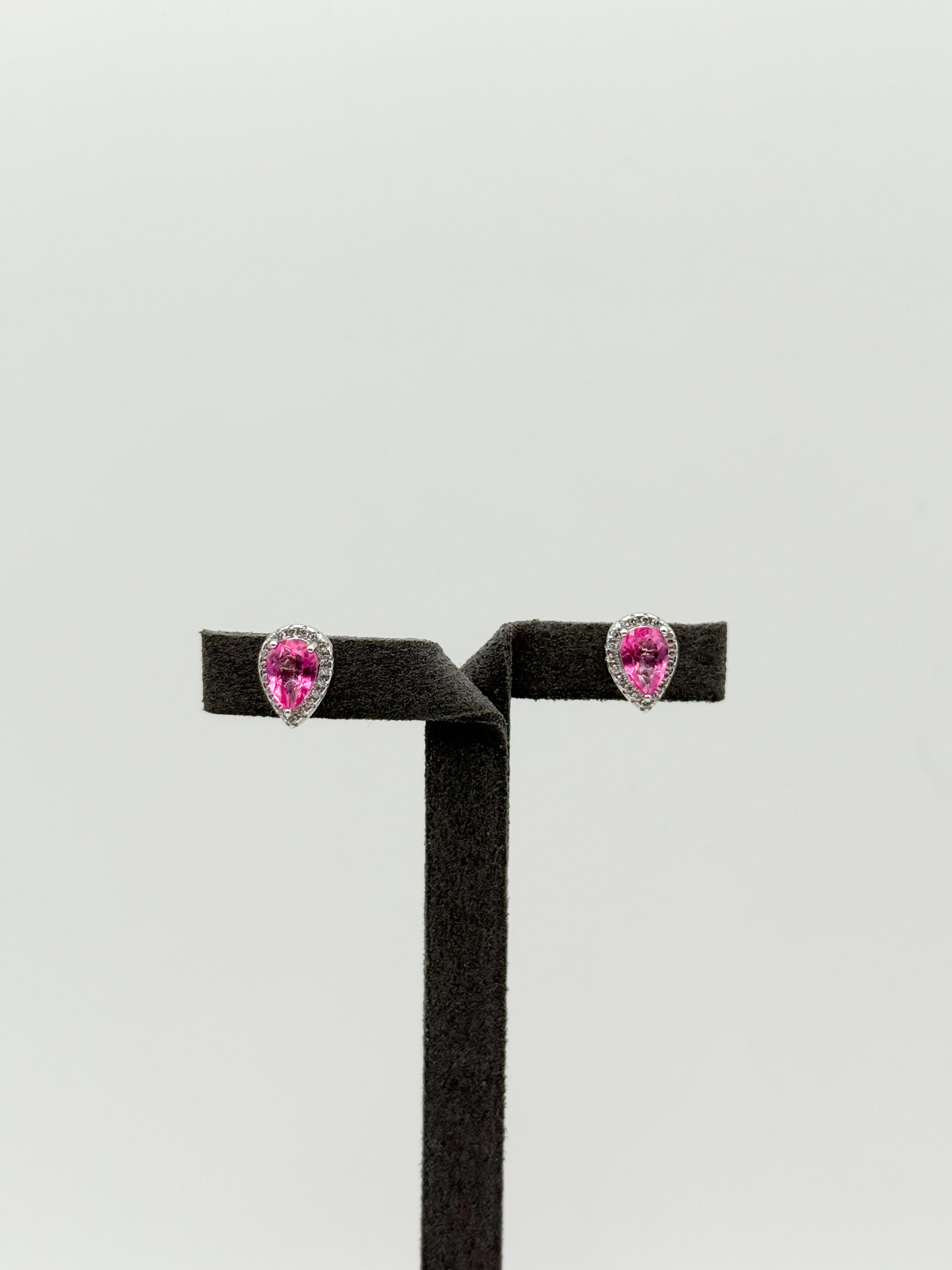 Paire de clous d&rsquo;oreilles en argent (925 millième) ornée chacun d&rsquo;une topaze rose (traitée) poire dans un entourage de pierres blanches rondes. - Lazuli