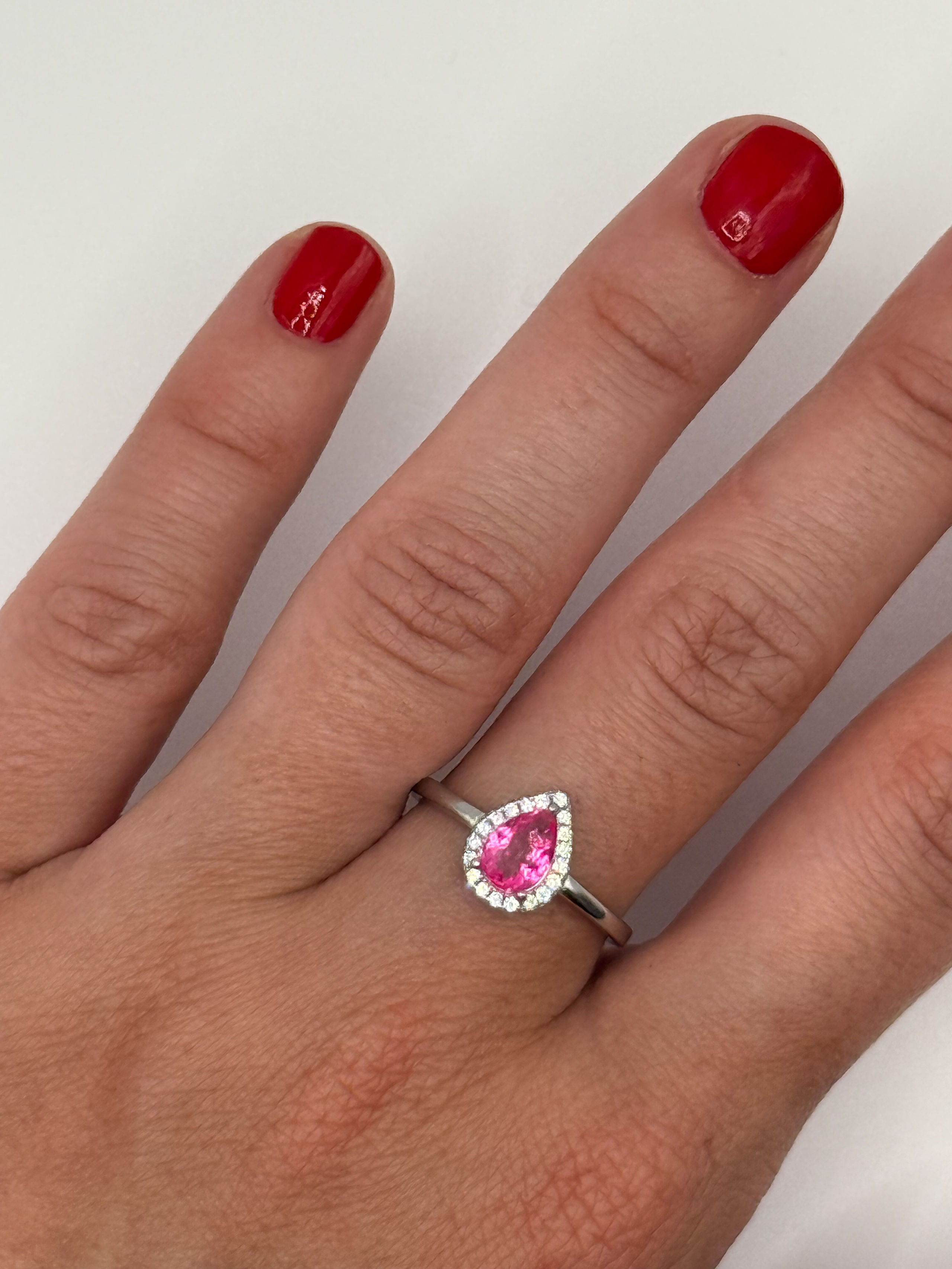 Bague en argent (925 millième) ornée d&rsquo;une topaze rose (traitée) poire dans un entourage de pierres blanches. - Lazuli