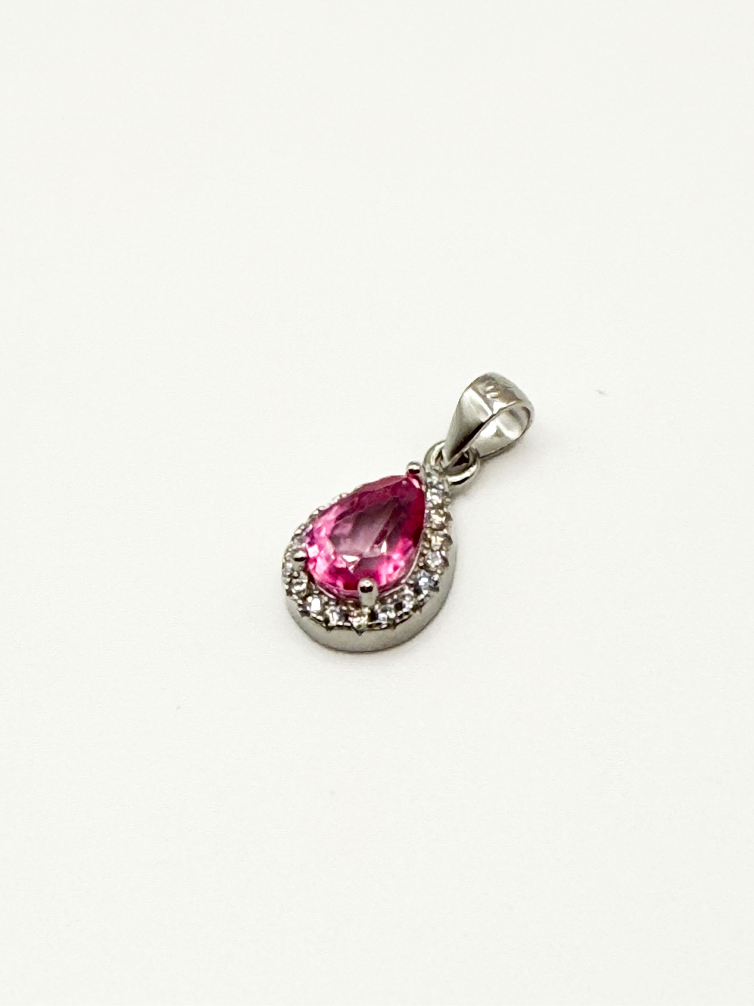 Pendentif en argent (925 millième) orné d&rsquo;une topaze rose (traitée) poire dans un entourage de pierres blanches rondes. - Lazuli