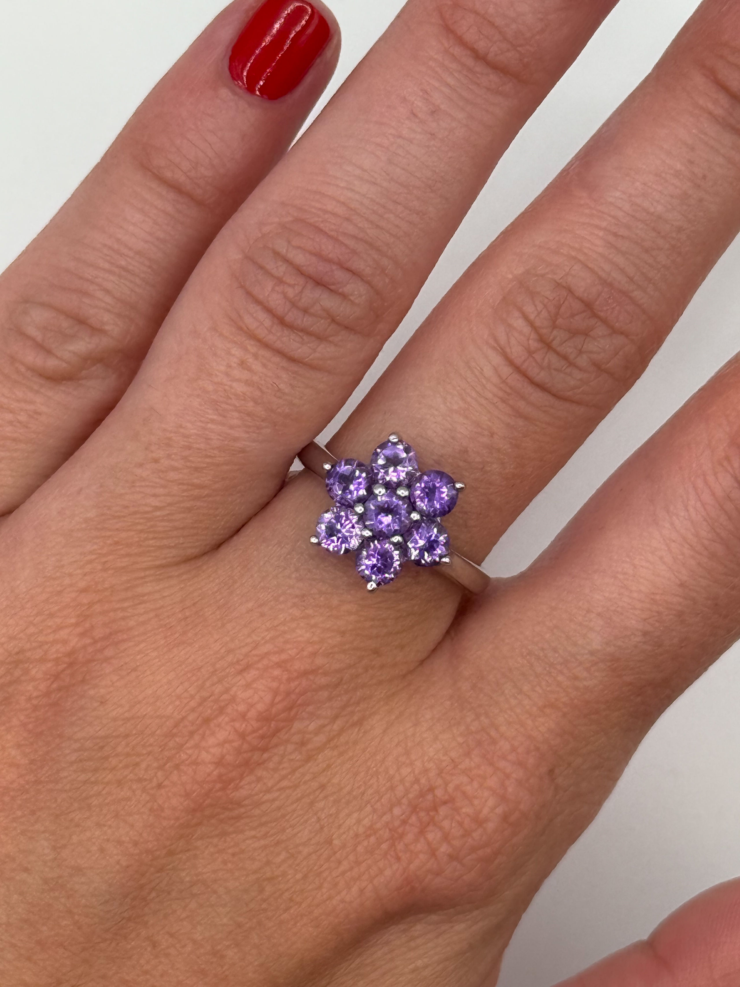 Bague fleur en argent (925 millième) ornée de sept améthystes rondes. - Lazuli