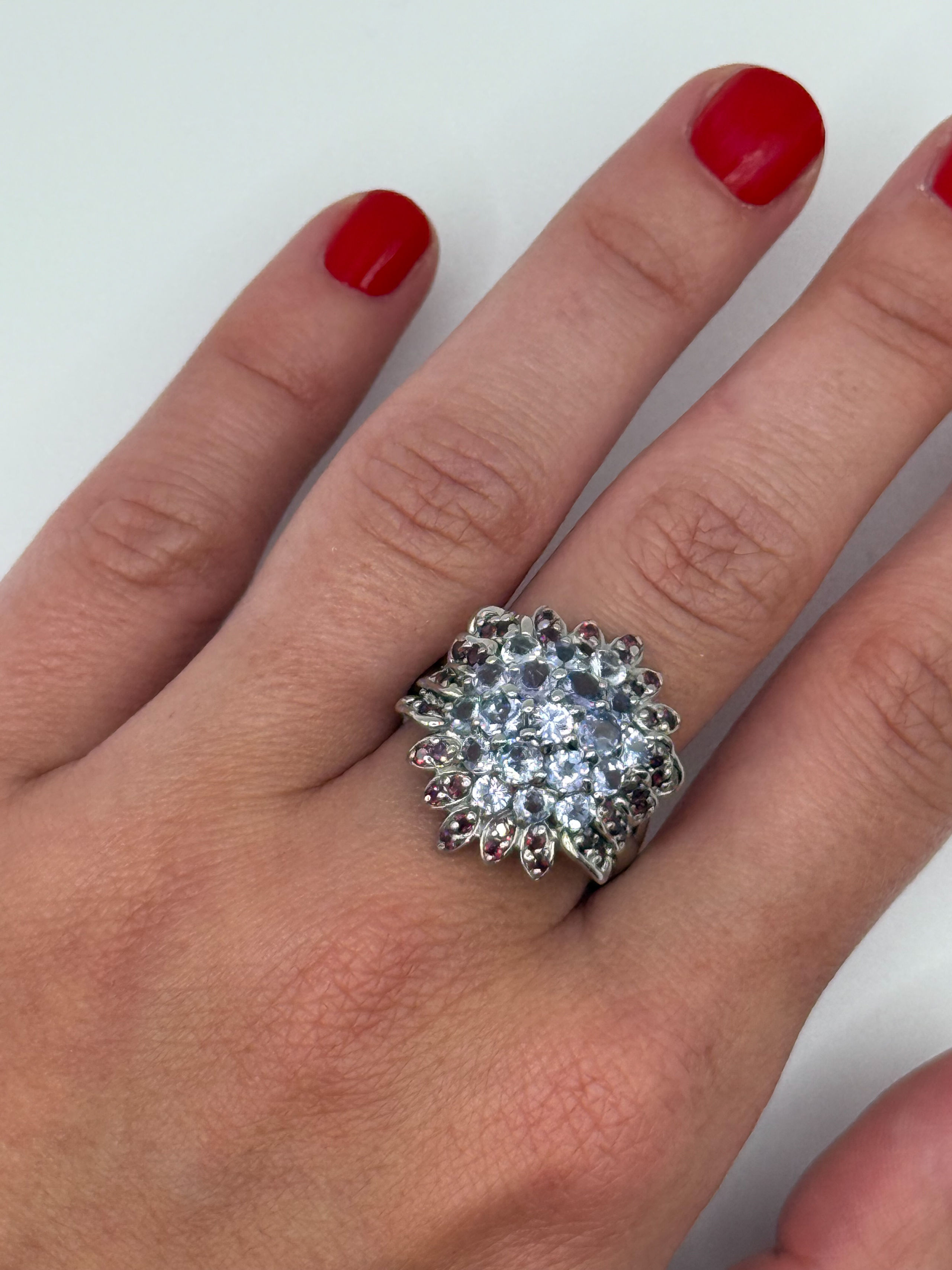 Bague boule en argent (925 millième) stylisant une fleur ornée de tanzanites et grenats ronds. - Lazuli