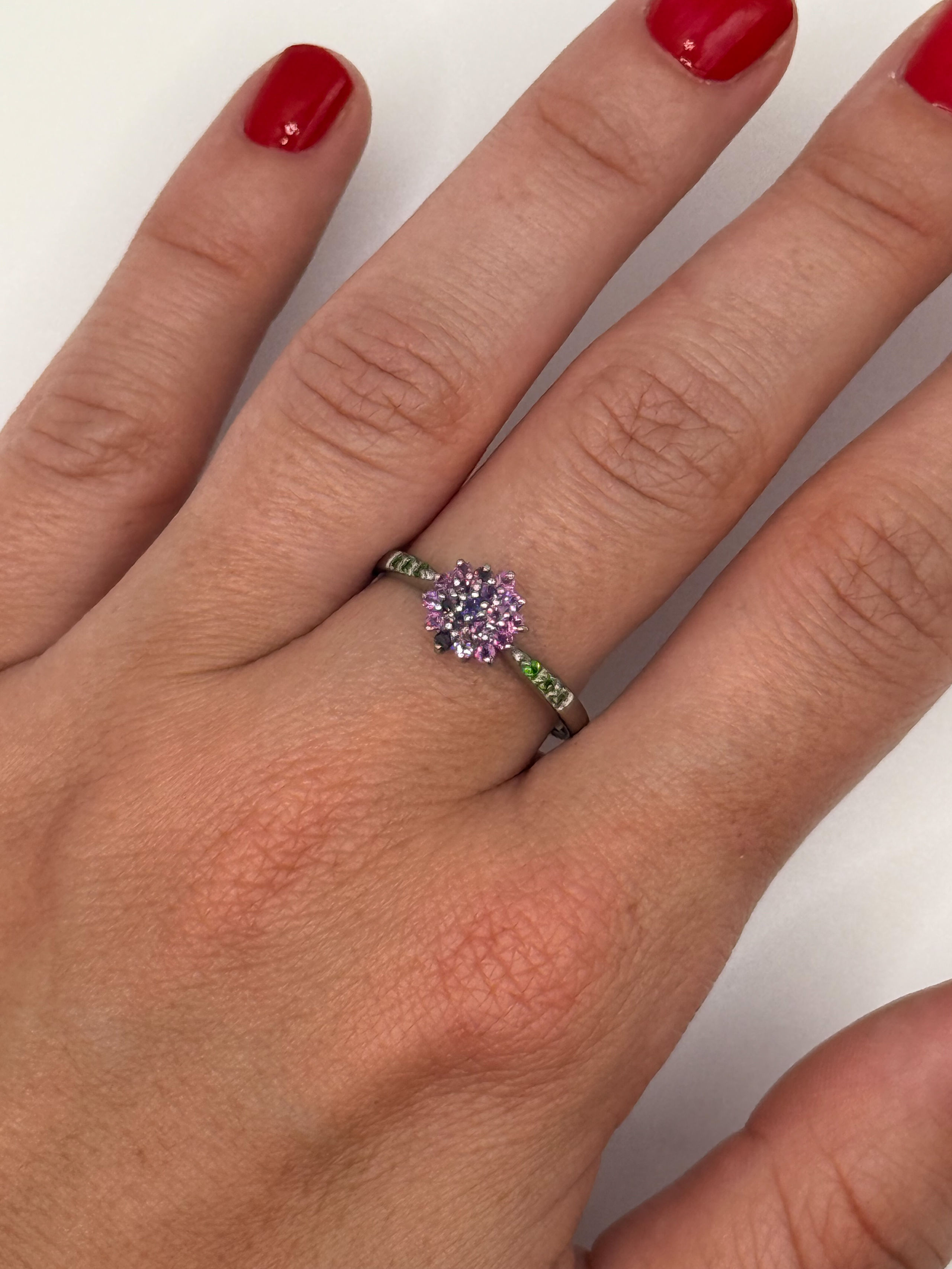 Bague en argent (925 millième) ornée de grenats roses ronds et diposides chromes ronds. - Lazuli