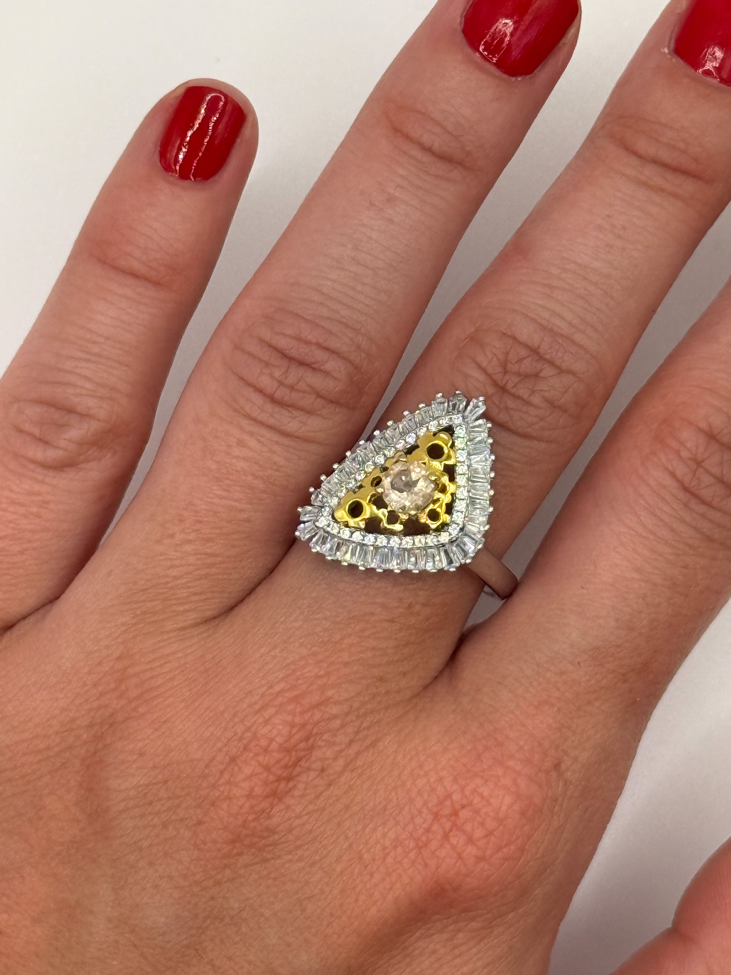 Bague ajourée de forme triangulaire en argent (925 millième) et argent (925 millième) vermeillé ornée d&rsquo;une morganite ronde dans un entourage de pierres blanches calibrées. - Lazuli