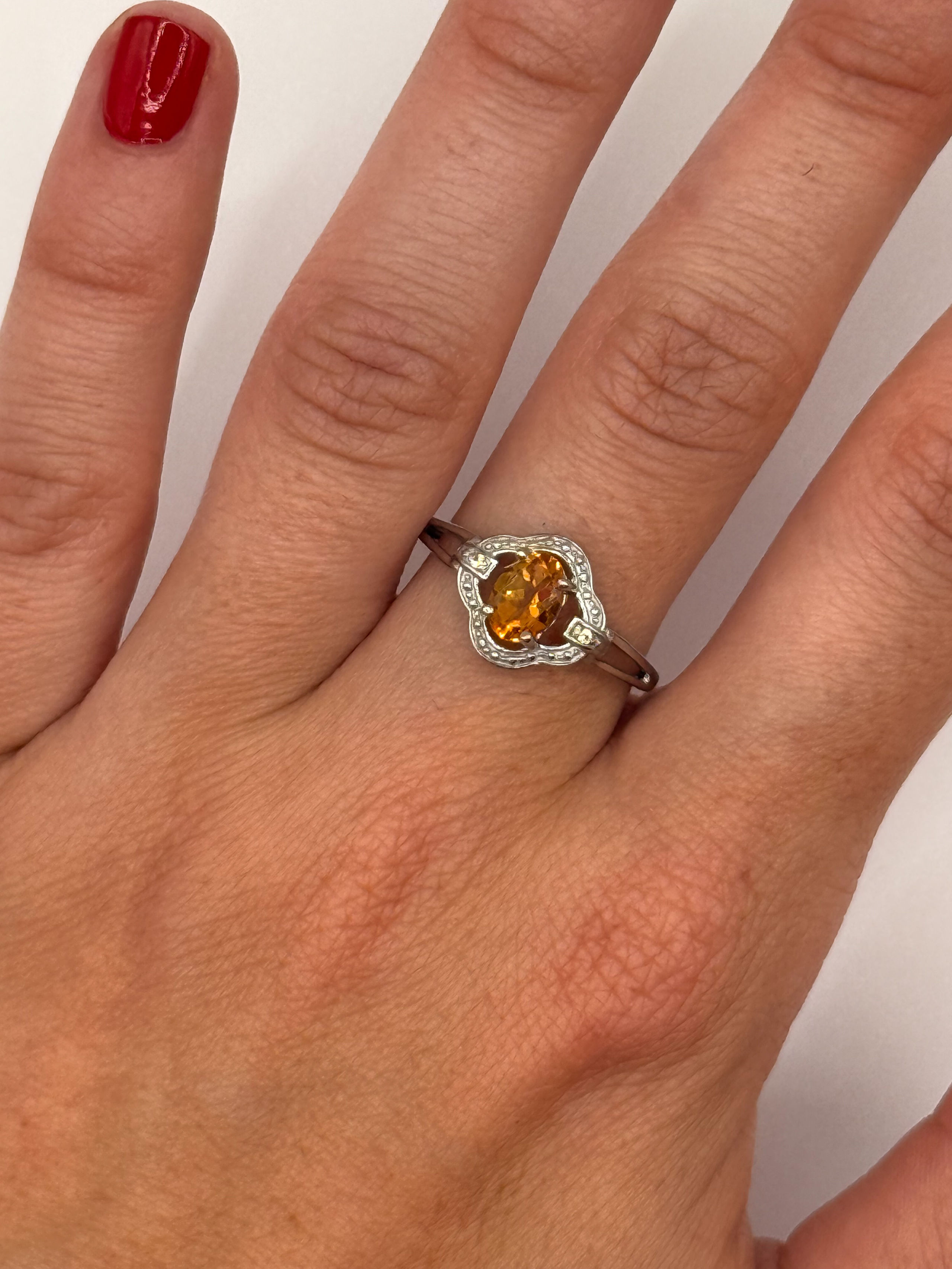 Bague en argent (925 millième) ornée d&rsquo;une citrine ovale épaulée de saphirs jaunes ronds. - Lazuli