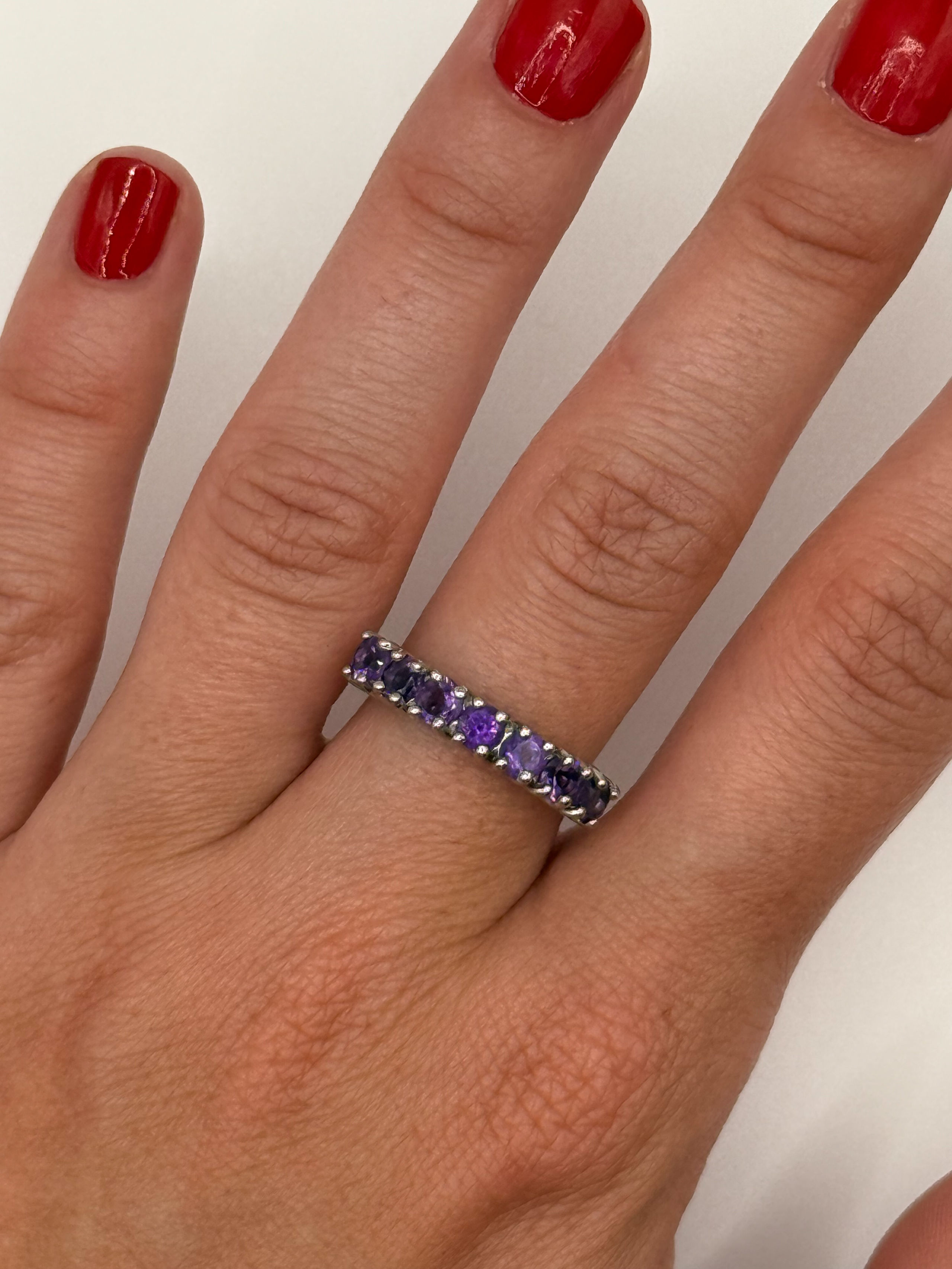 Bague en argent (925 millième) ornée d&rsquo;une ligne d&rsquo;améthystes rondes. - Lazuli