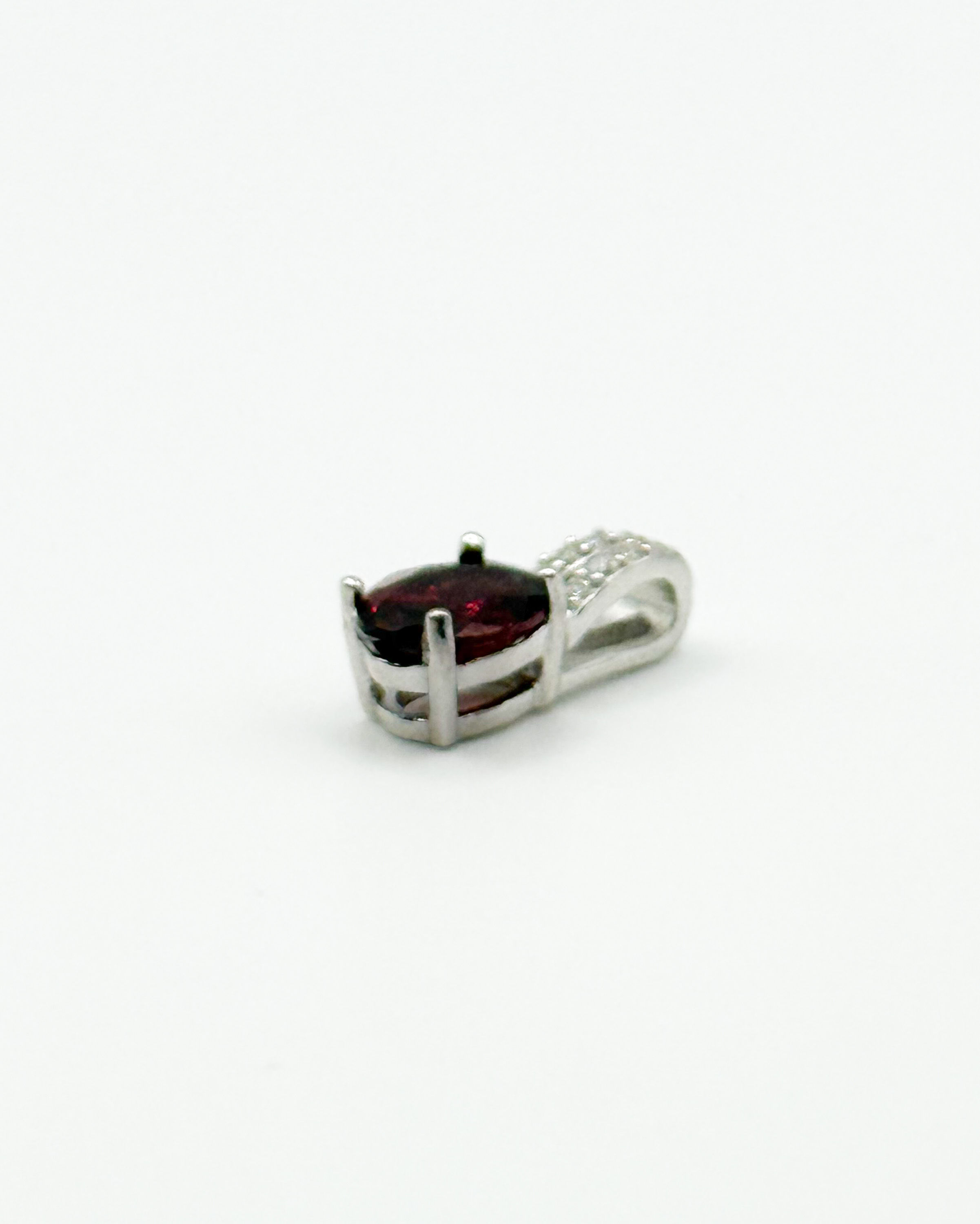 Pendentif en argent (925 millième) ornée de d&rsquo;un grenat rouge ovale et de pierres blanches rondes - Lazuli