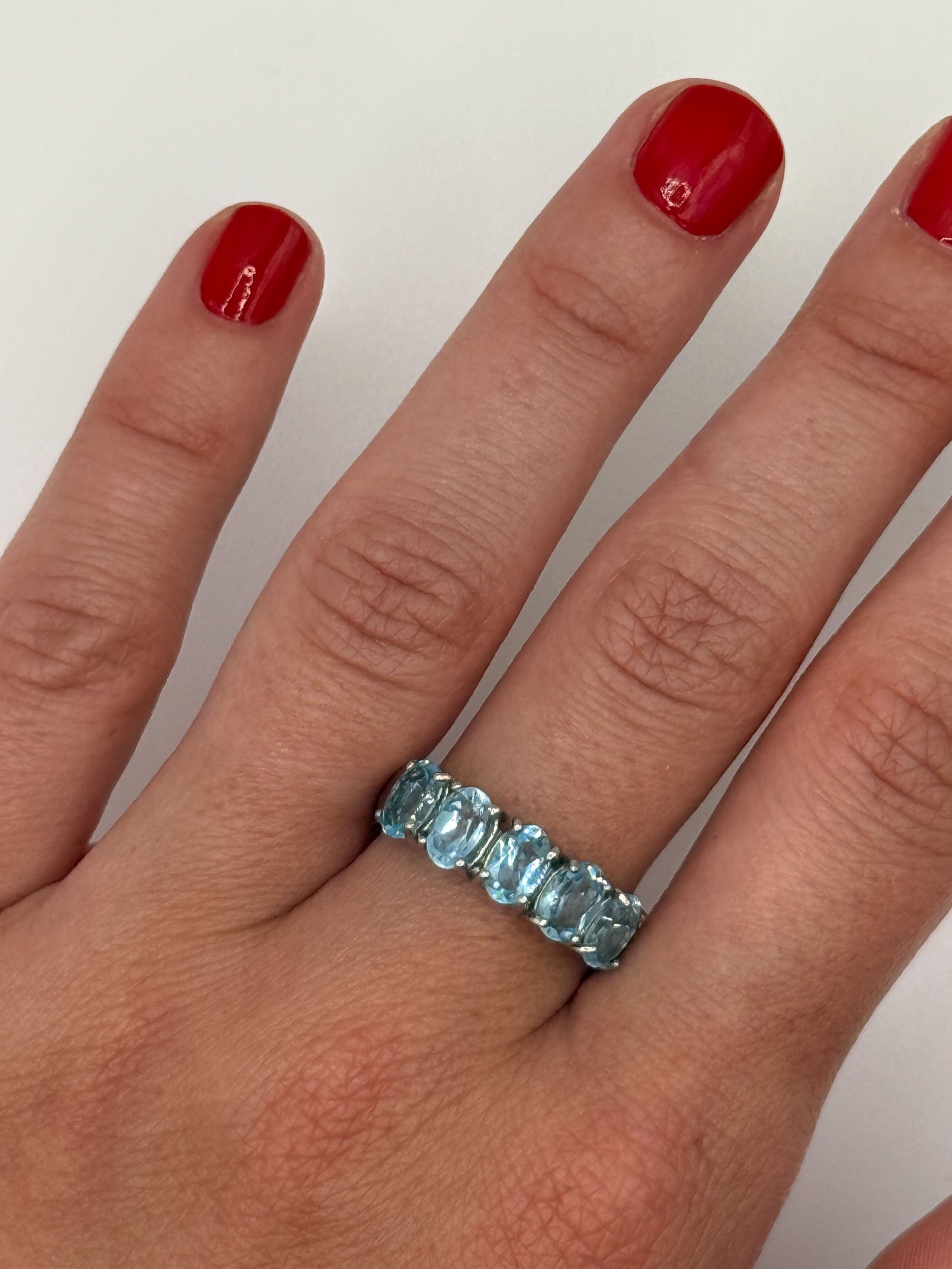 Bague en argent (925 millième) ornée de cinq topazes (Sky Blue) ovales. - Lazuli