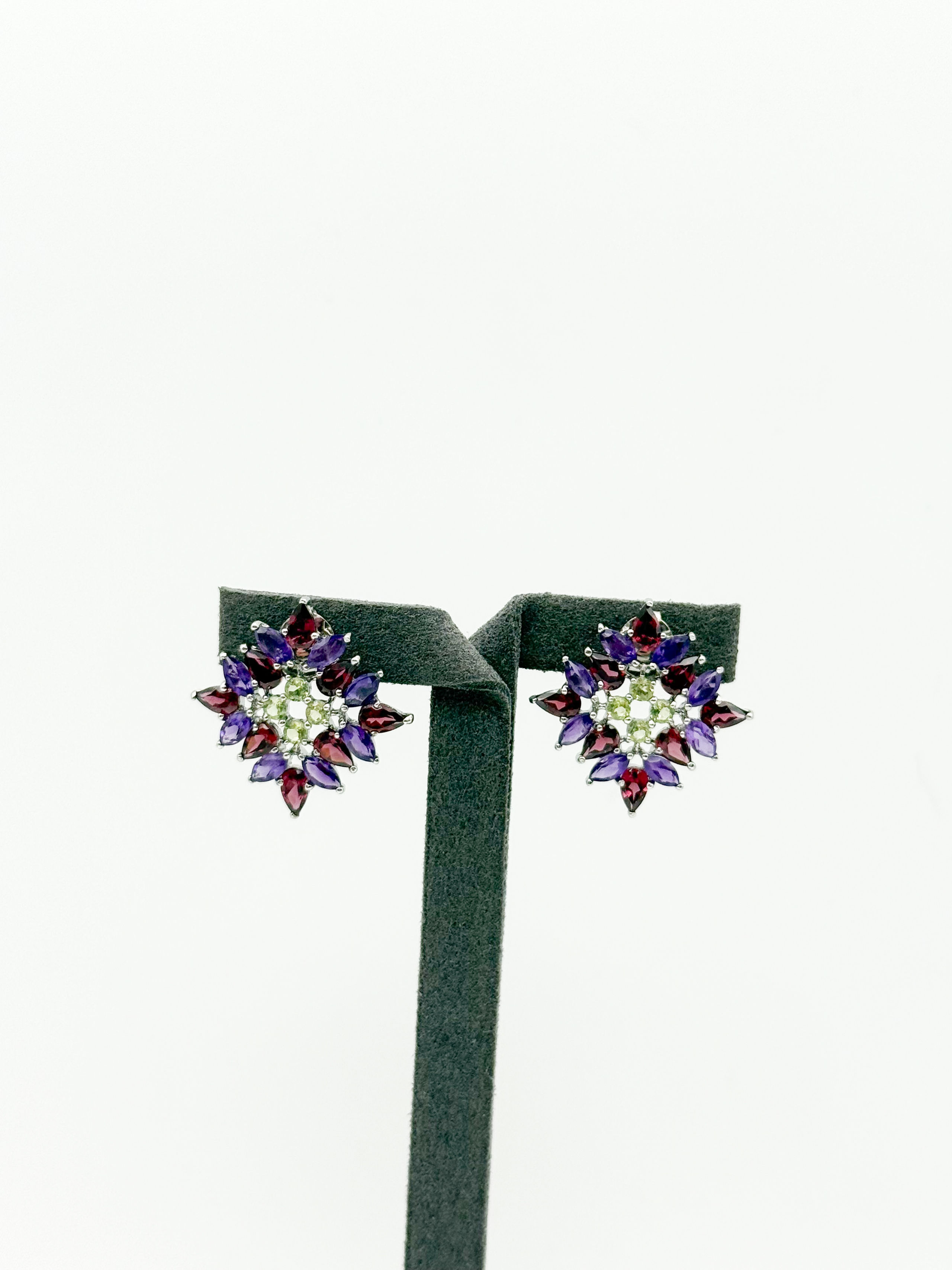 Paire de clous d&rsquo;oreilles ajourés de forme carrée en argent (925 millième) ornés de péridots, améthystes et grenats roses. - Lazuli