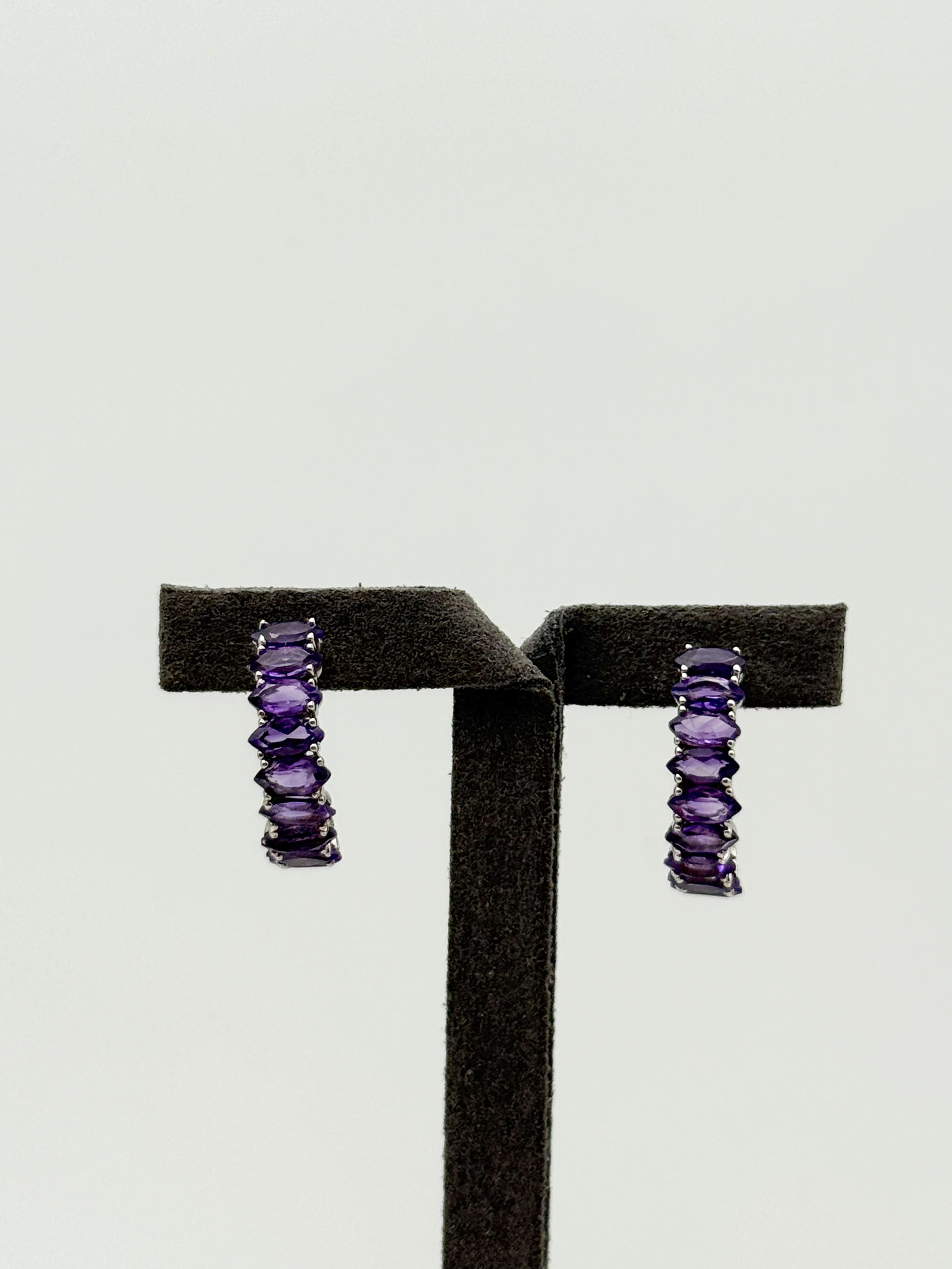 Paire de boucles d&rsquo;oreilles en argent (925 millième) ornés chacun de neuf améthystes marquises. - Lazuli