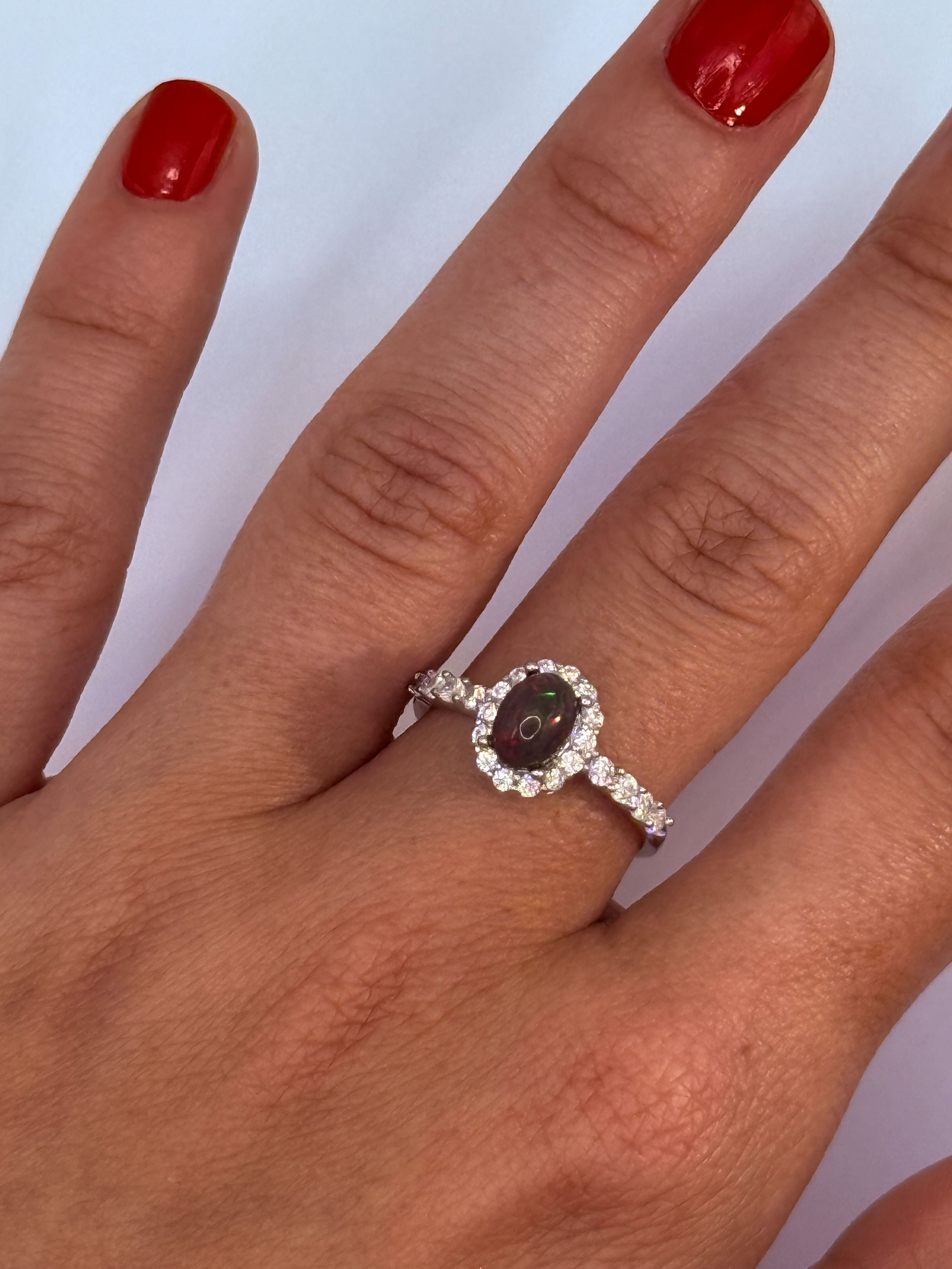 Bague en argent (925 millième) ornée de cinq diopsides chromes ovales. - Lazuli