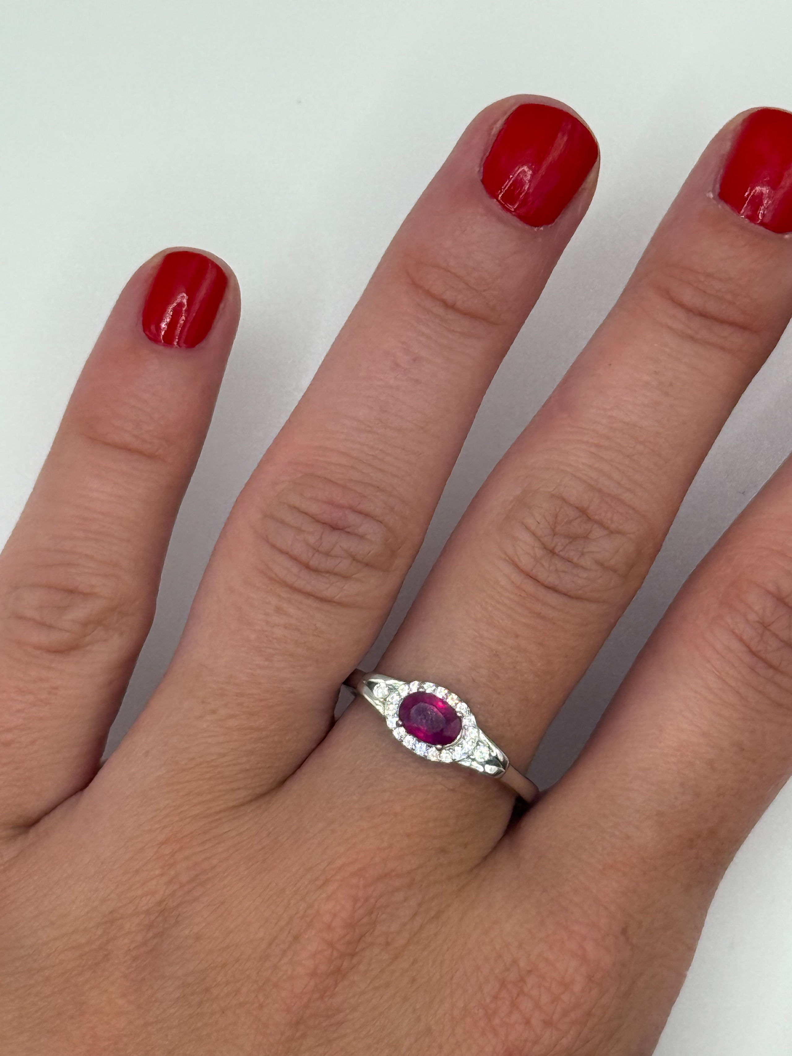Bague ajourée en argent (925 millième) ornée d&rsquo;une cyanite et de grenats roses ronds. - Lazuli
