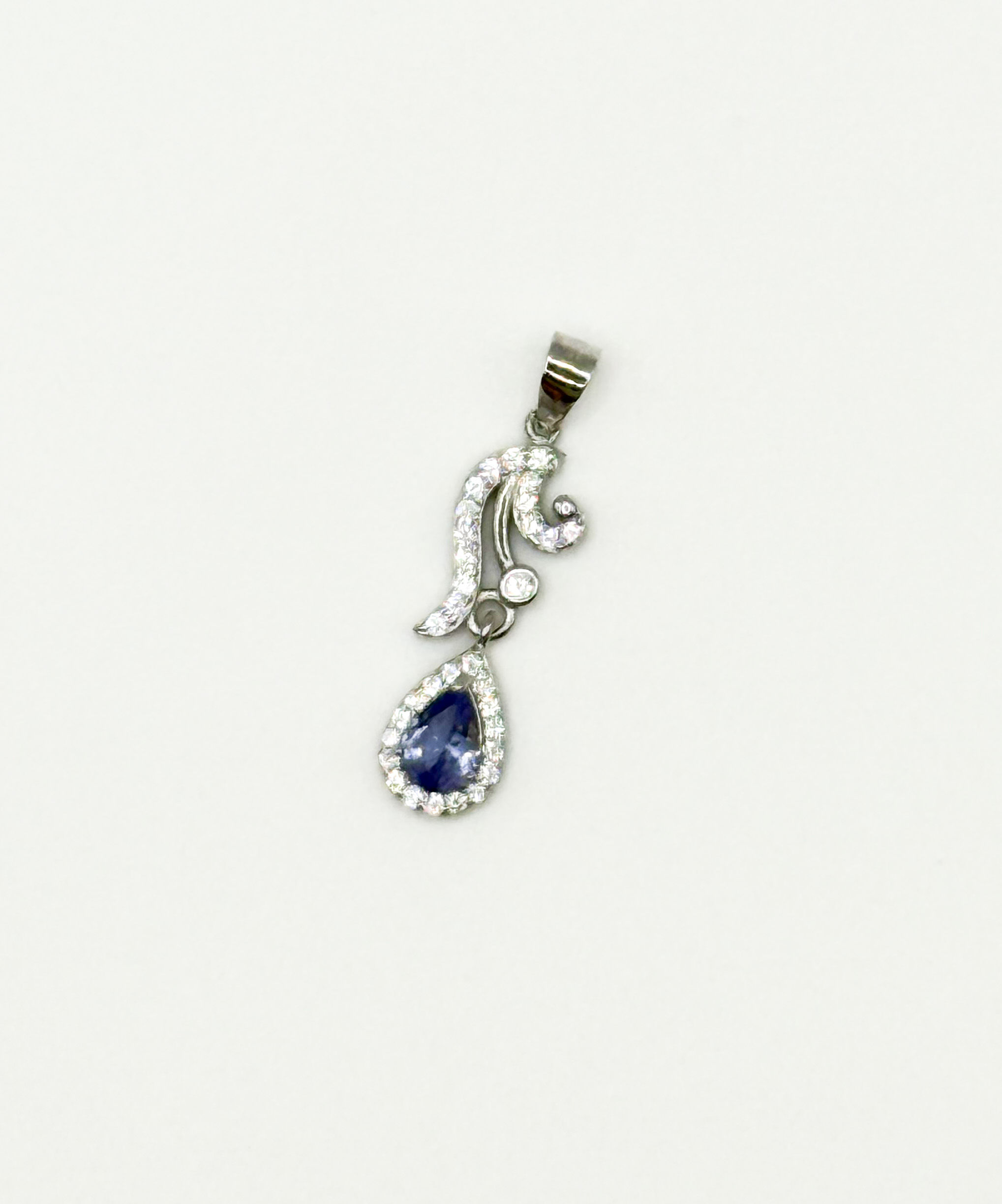 Bague en argent (925 millième) ornée d&rsquo;une opale poire dans un entourage de pierres blanches rondes. - Lazuli