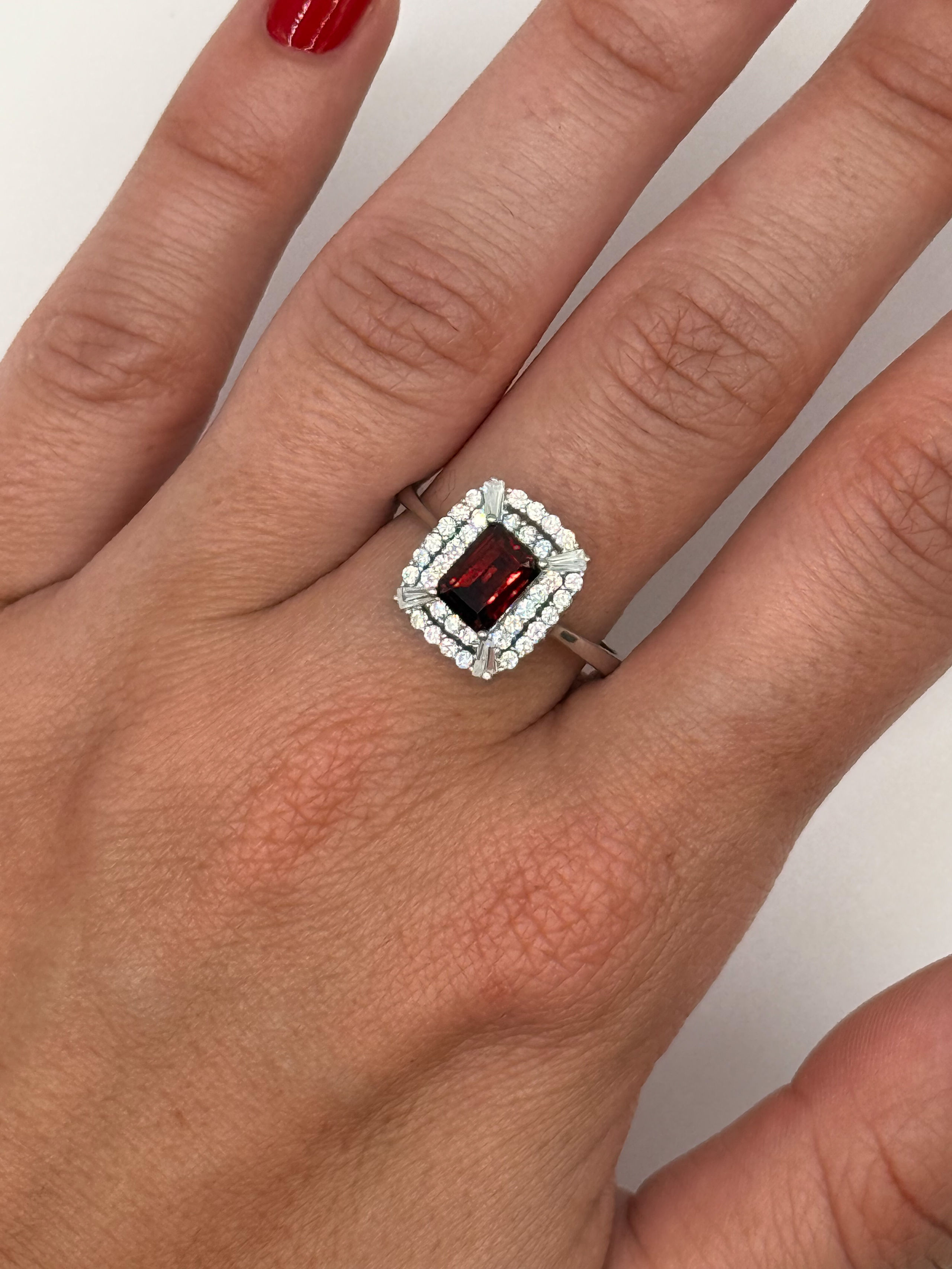 Bague en argent (925 millième) ornée d&rsquo;une topaze rose (traitée) poire dans un entourage de pierres blanches. - Lazuli