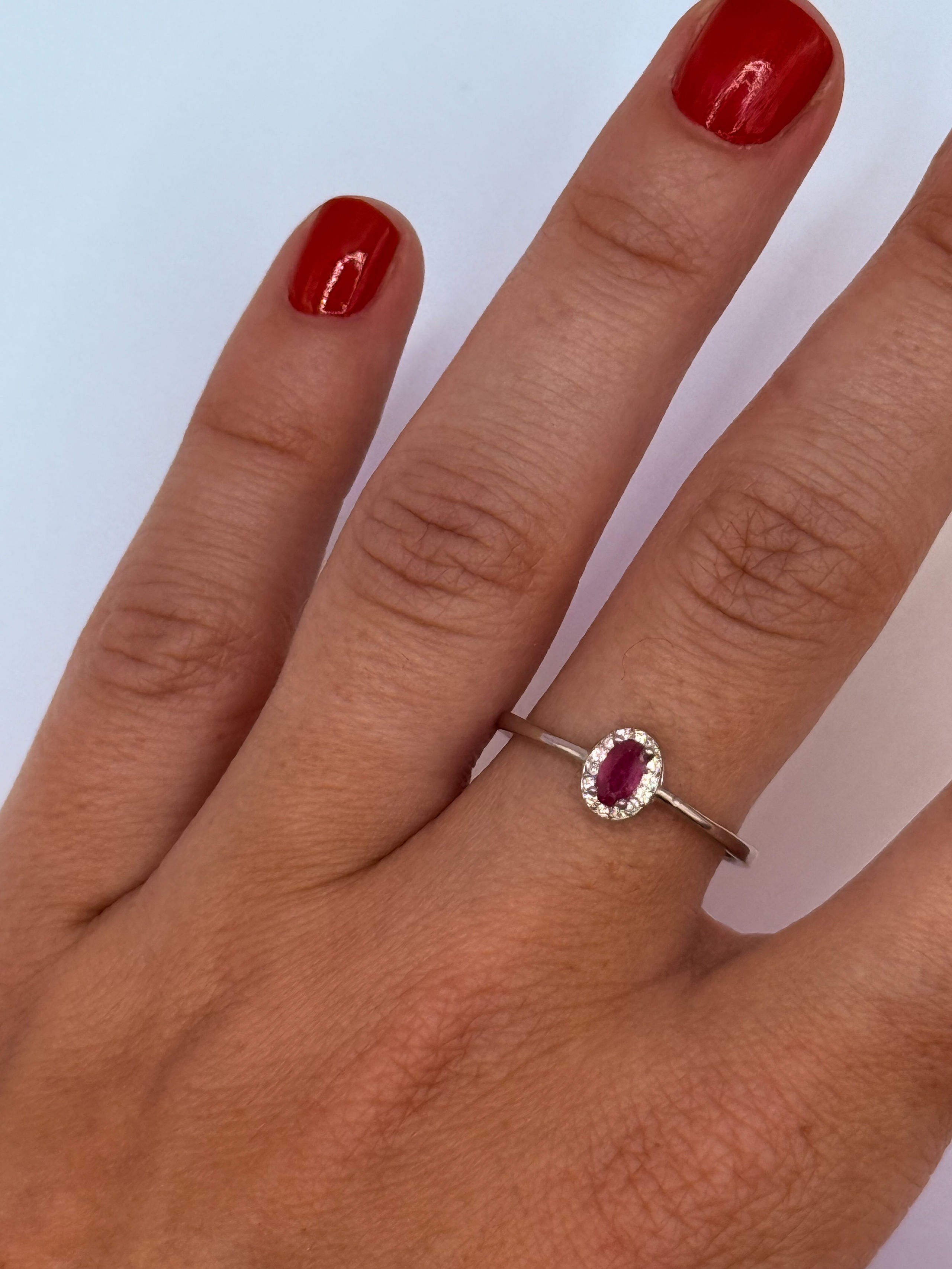 Bague en argent (925 millième) et argent vermeillé ornée d&rsquo;un important rubis coussin (traité). - Lazuli