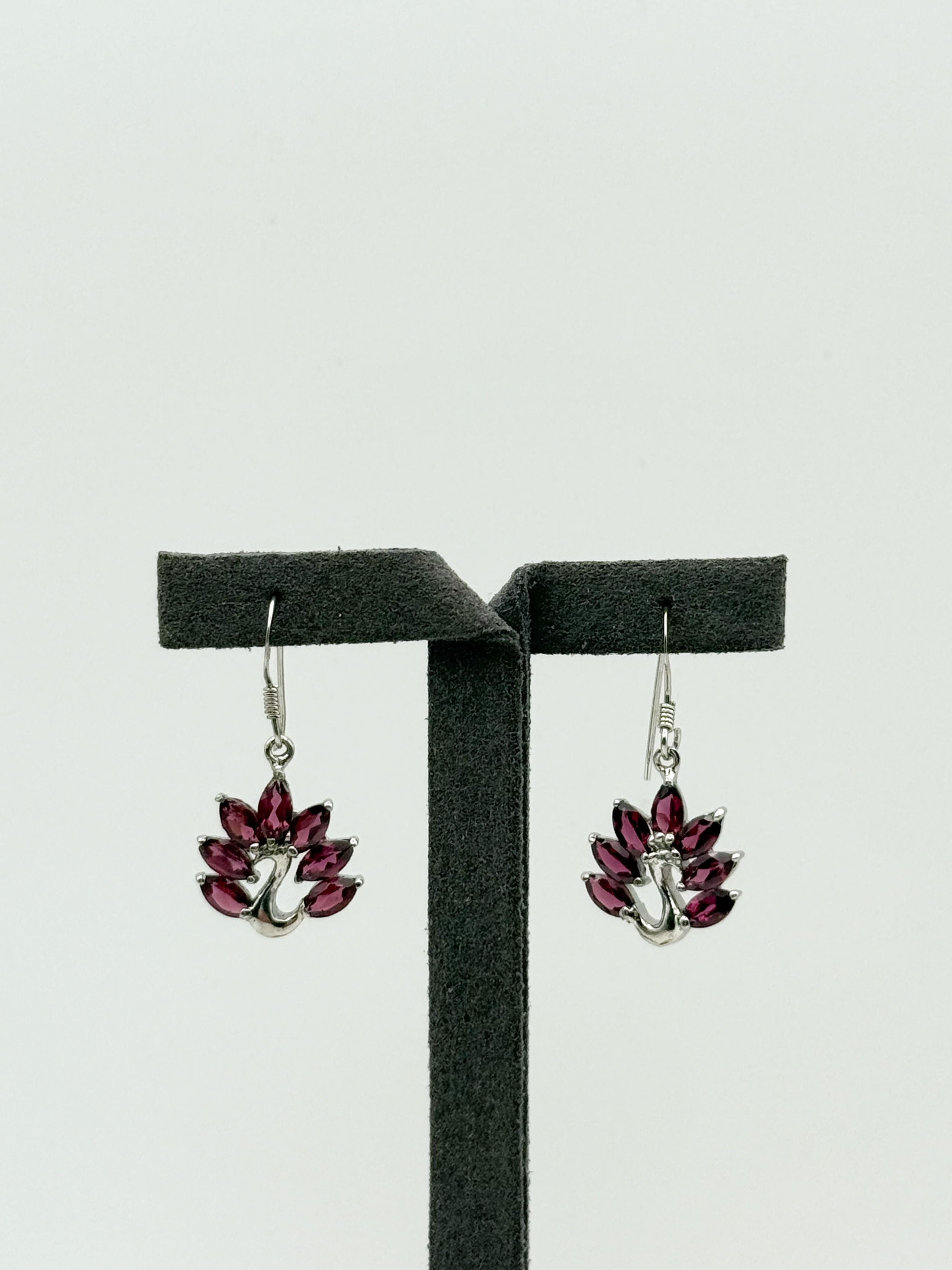 Pendentif fleur en argent (925 millième) orné de six grenats poires et centré d&rsquo;une pierre blanche ronde. - Lazuli