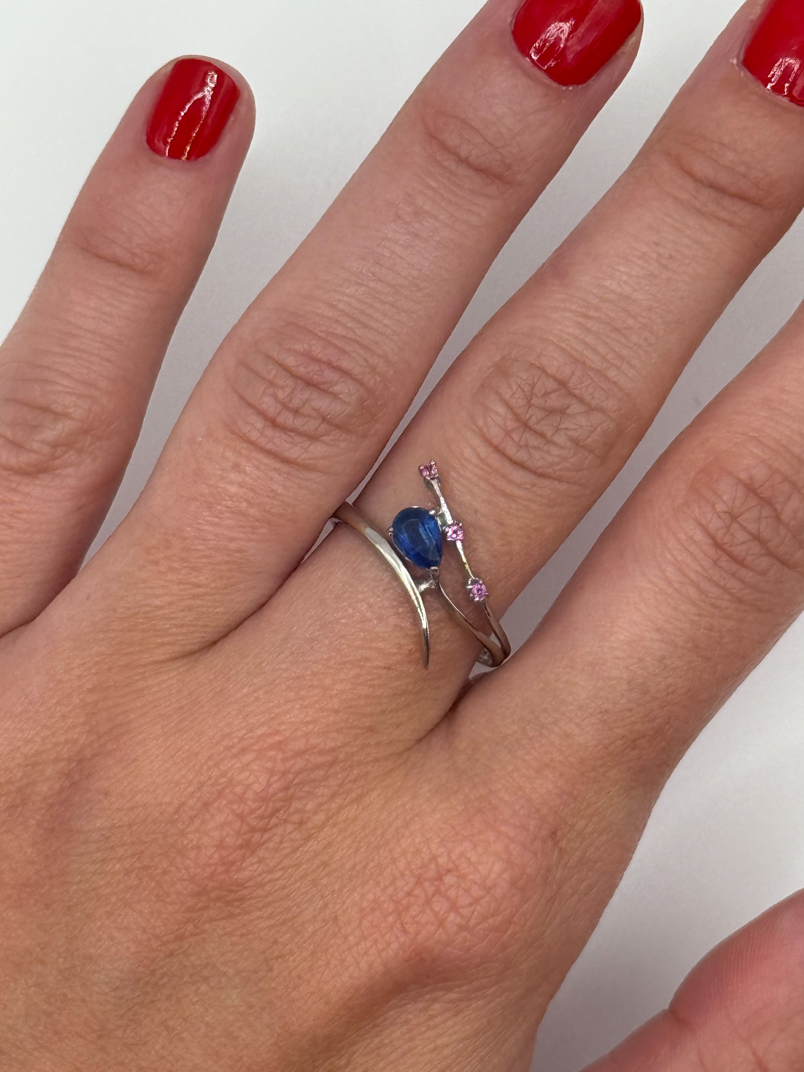 Bague en argent (925 millième) ornée d&rsquo;une opale poire dans un double entourage de saphirs de couleurs ronds. - Lazuli