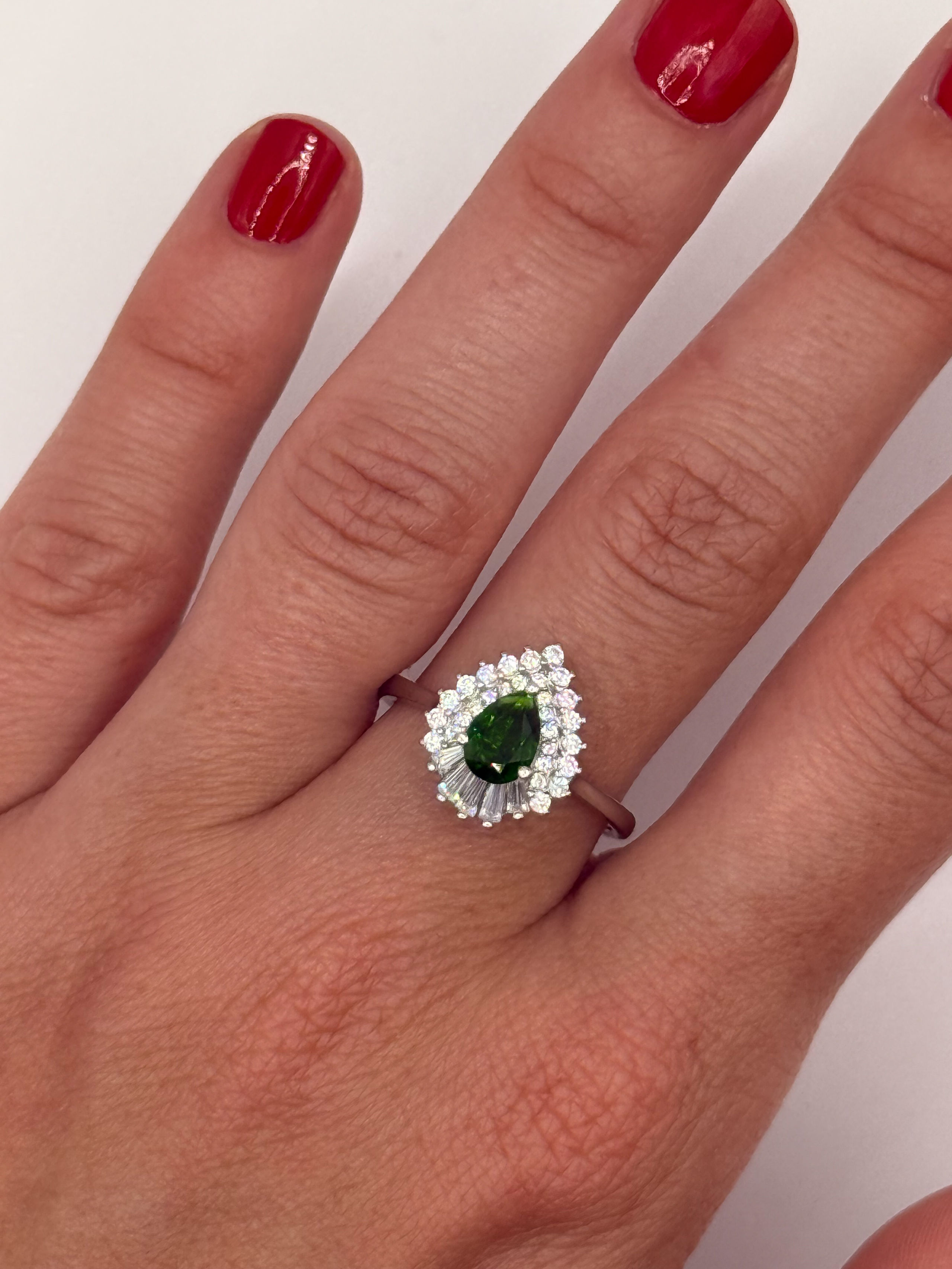 Paire de clous d&rsquo;oreilles en argent (925 millième) vermeillé ornés chacun d&rsquo;un rubis ovale (traité) dans un entourage d&rsquo;émeraudes marquises. - Lazuli