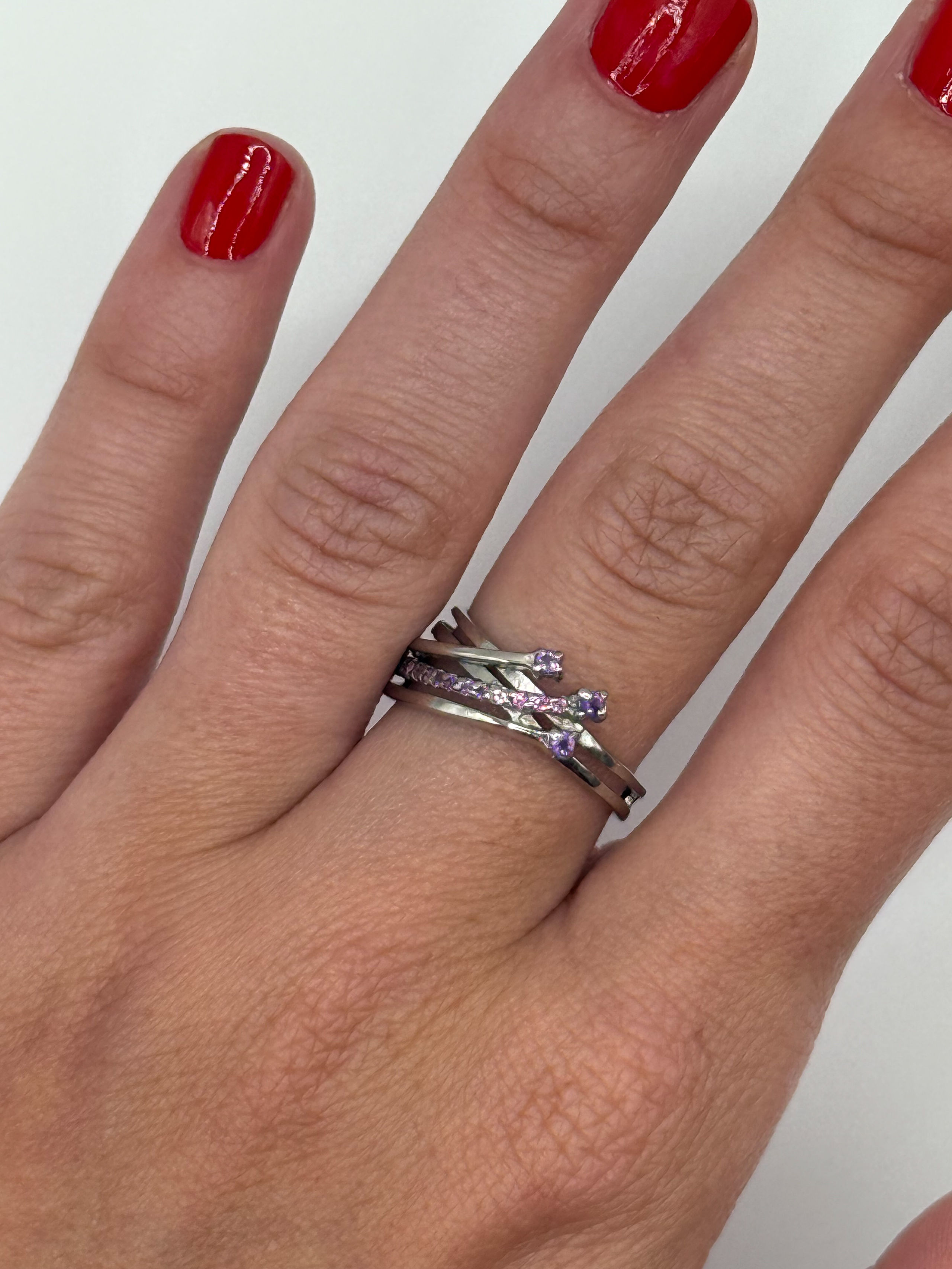 Bague boule en argent (925 millième) stylisant une fleur ornée de tanzanites et grenats ronds. - Lazuli