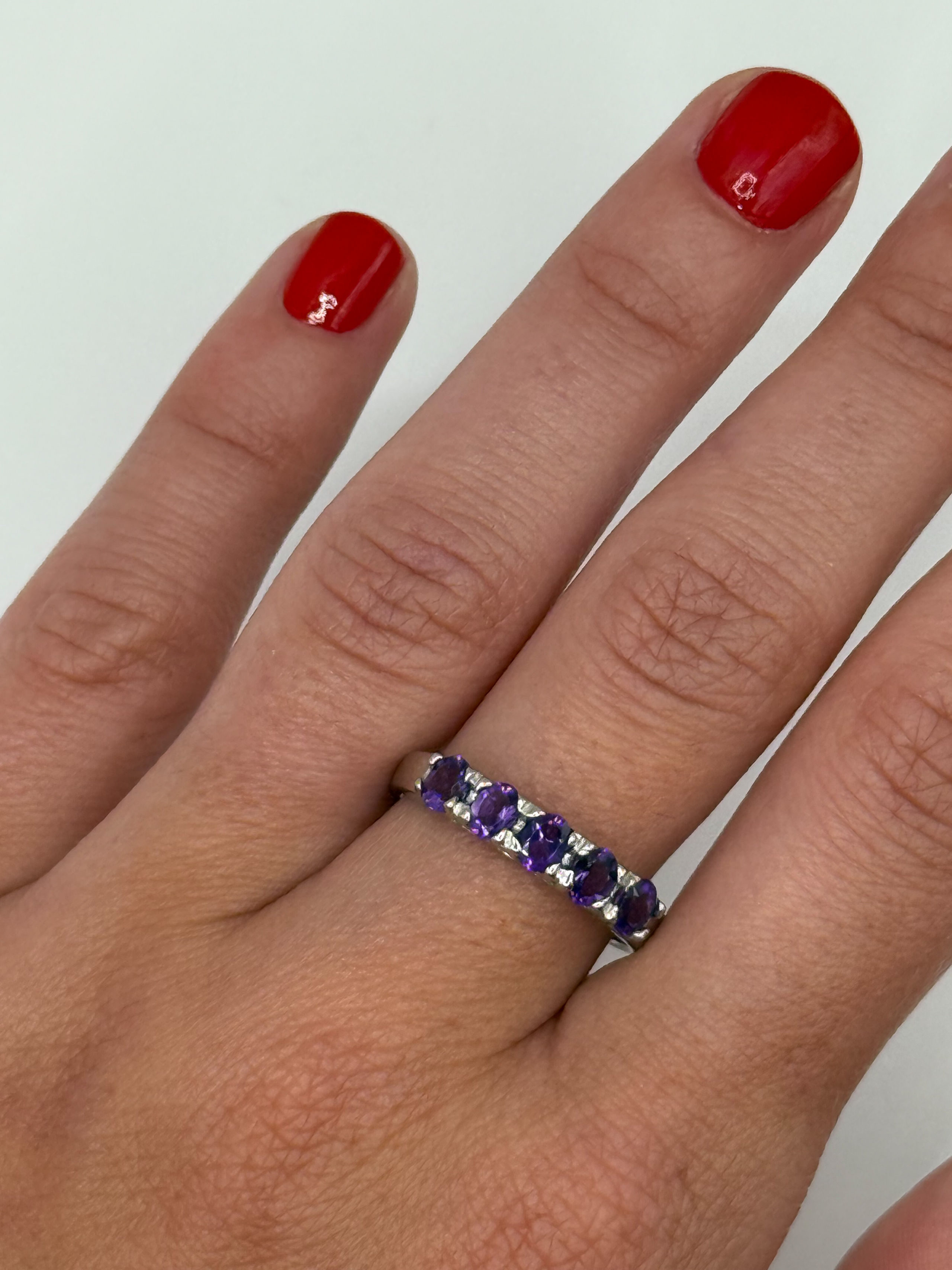 Paire de clous d&rsquo;oreilles en argent (925 millième) ornée chacun d&rsquo;une topaze rose (traitée) poire dans un entourage de pierres blanches rondes. - Lazuli