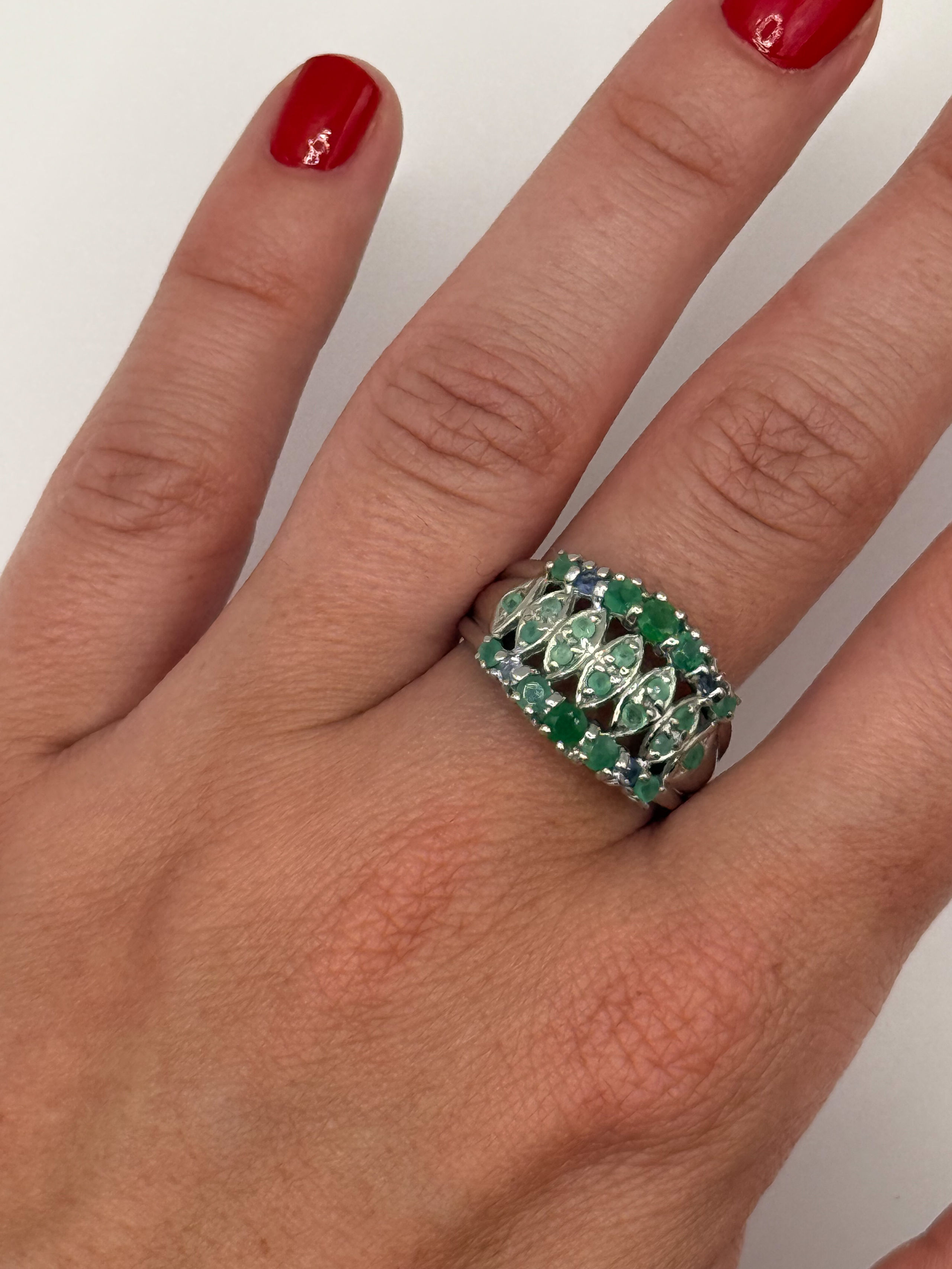 Bague en argent (925 millième) ornée d&rsquo;une topaze ovale (Paraïba Blue) dans un entourage de pierres blanches rondes. - Lazuli