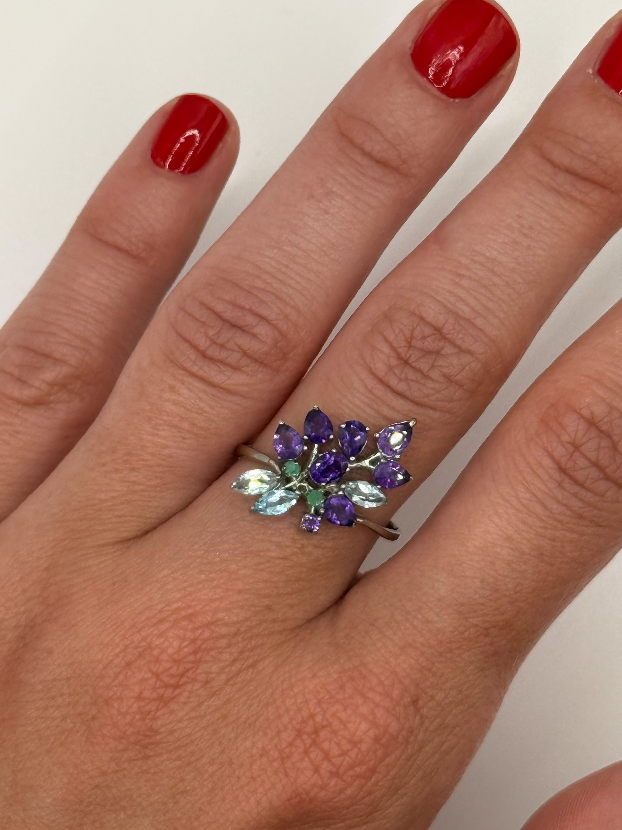 Bague en argent (925 millième) ornée d&rsquo;un larimar cabochon ovale dans un double entourage de spinelles noires ronds. - Lazuli